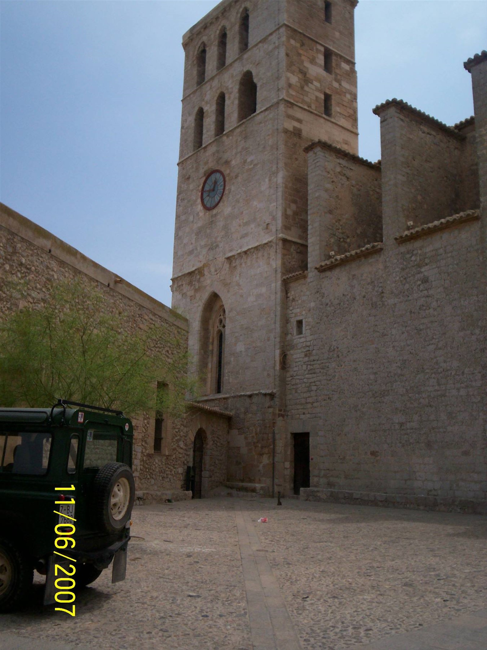 LA CATTEDRALE IN CIMA ALLA NECROPOLI DI EVISSA