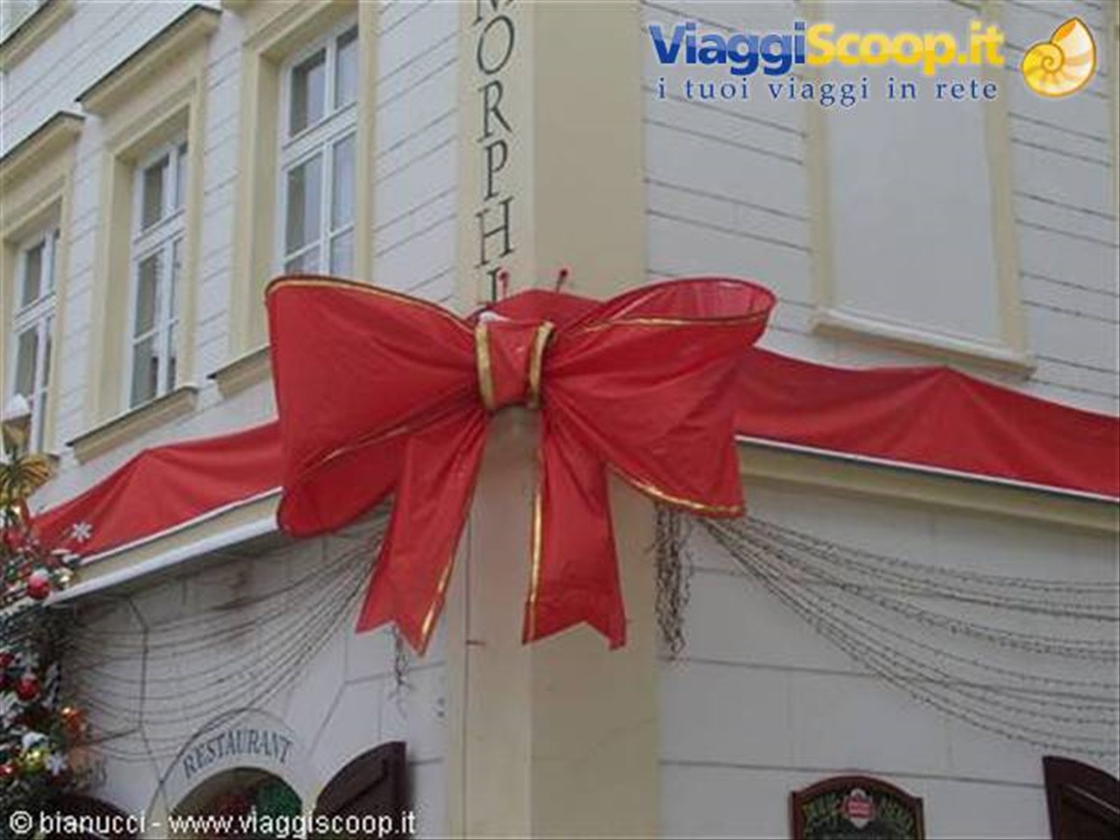 corte dietro la cattedrale di Tyn, ristorante ben infiocchettato per Natale