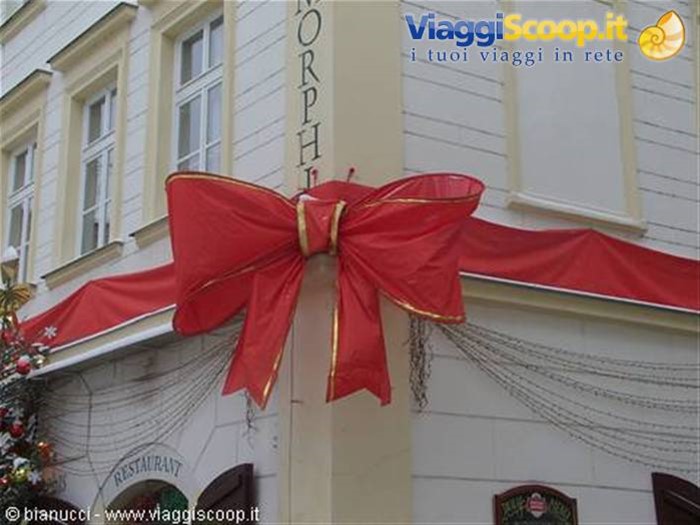 corte dietro la cattedrale di Tyn, ristorante ben infiocchettato per Natale