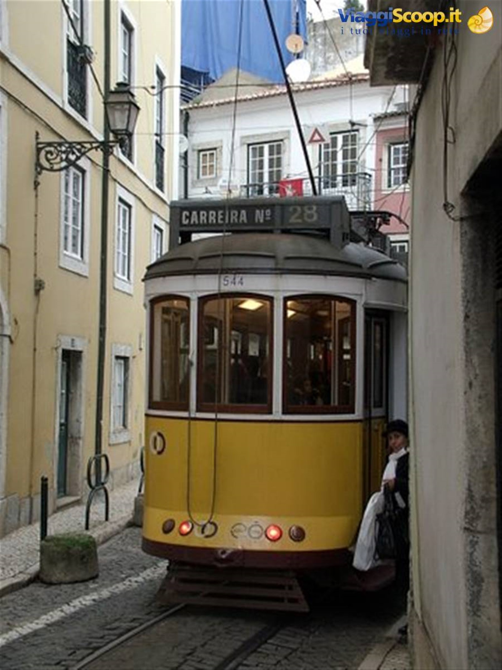IL FAMOSO ELECTRICO 28 NEI VICOLI DELL'ALFAMA A LISBONA