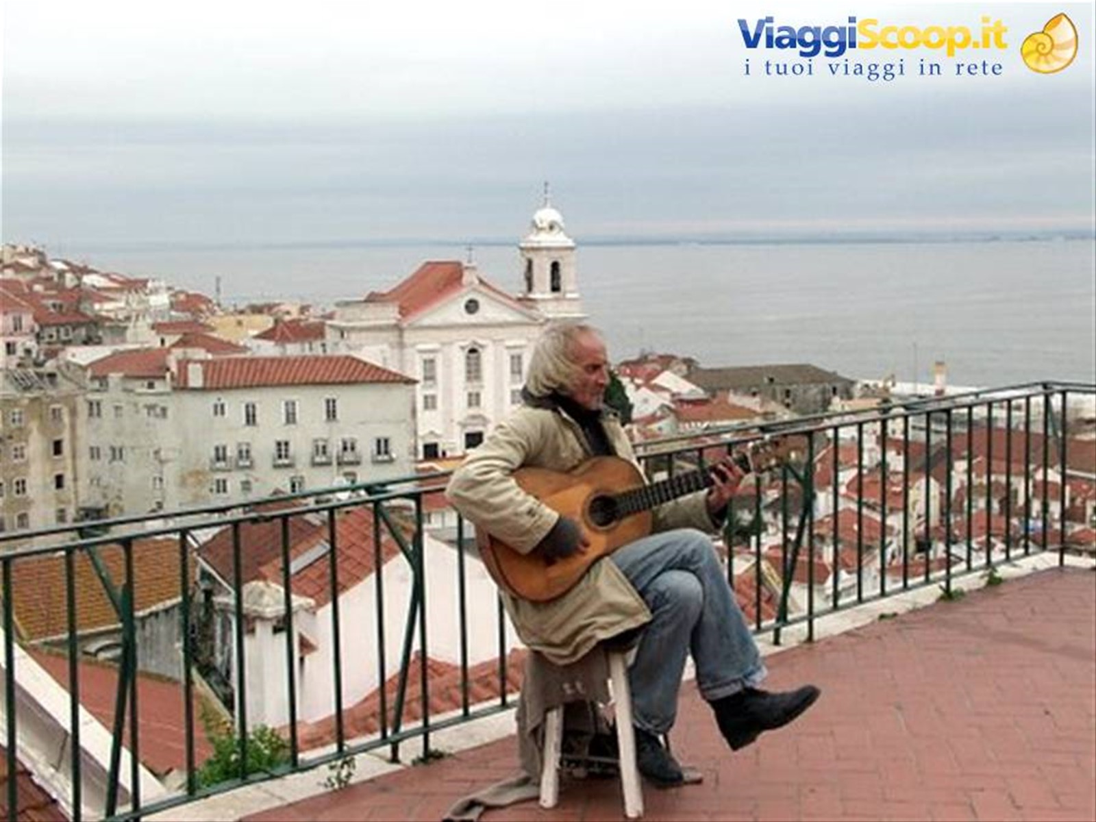 MIRADOURO CON FOLKSINGER, LISBONA