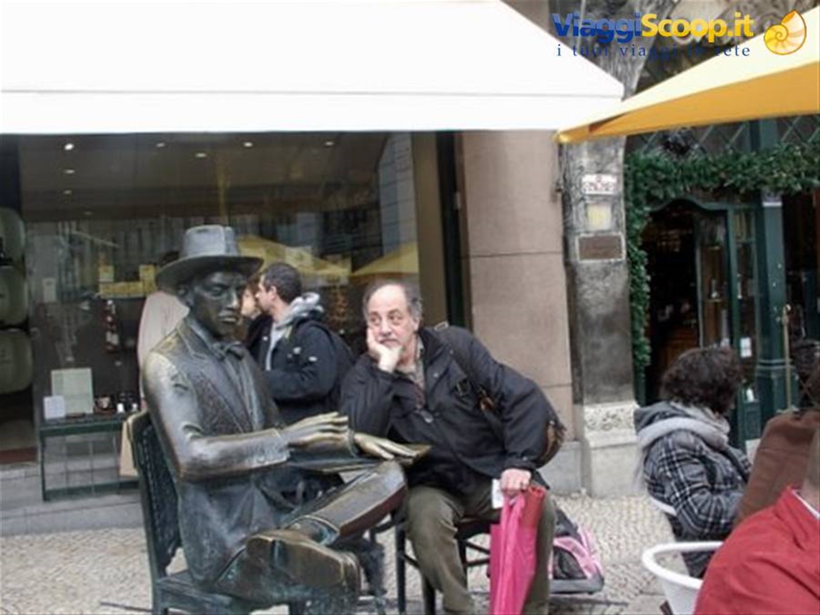 STATUA DEL GRANDE POETA PESSOA E SUO FAN MILANESE, LISBONA Q.RE CHIADO