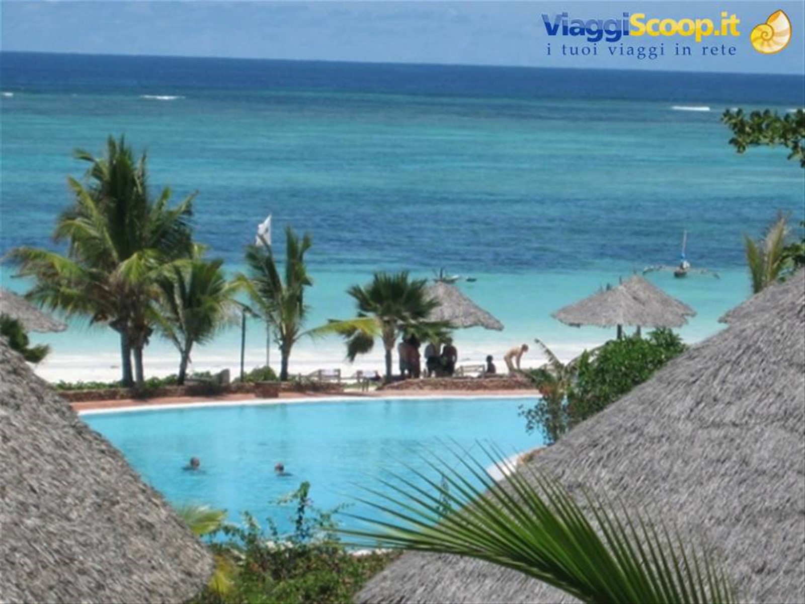 Zanzibar - Dongwe Village - Vista dall'alto della piscina, spiaggia e mare