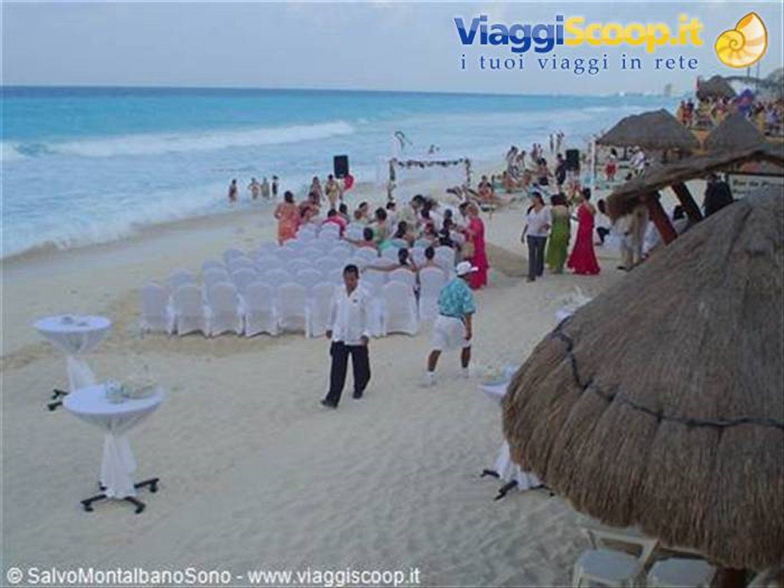 Matrimonio celebrato sulla bianca spiaggia di Cancun. Invitati elegantissimi ed a piedi scalzi.