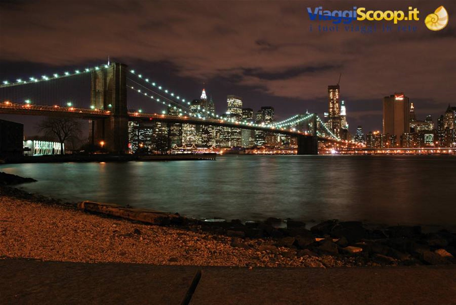 Il meraviglioso Skyline di Manhattan con il ponte di Brooklyn