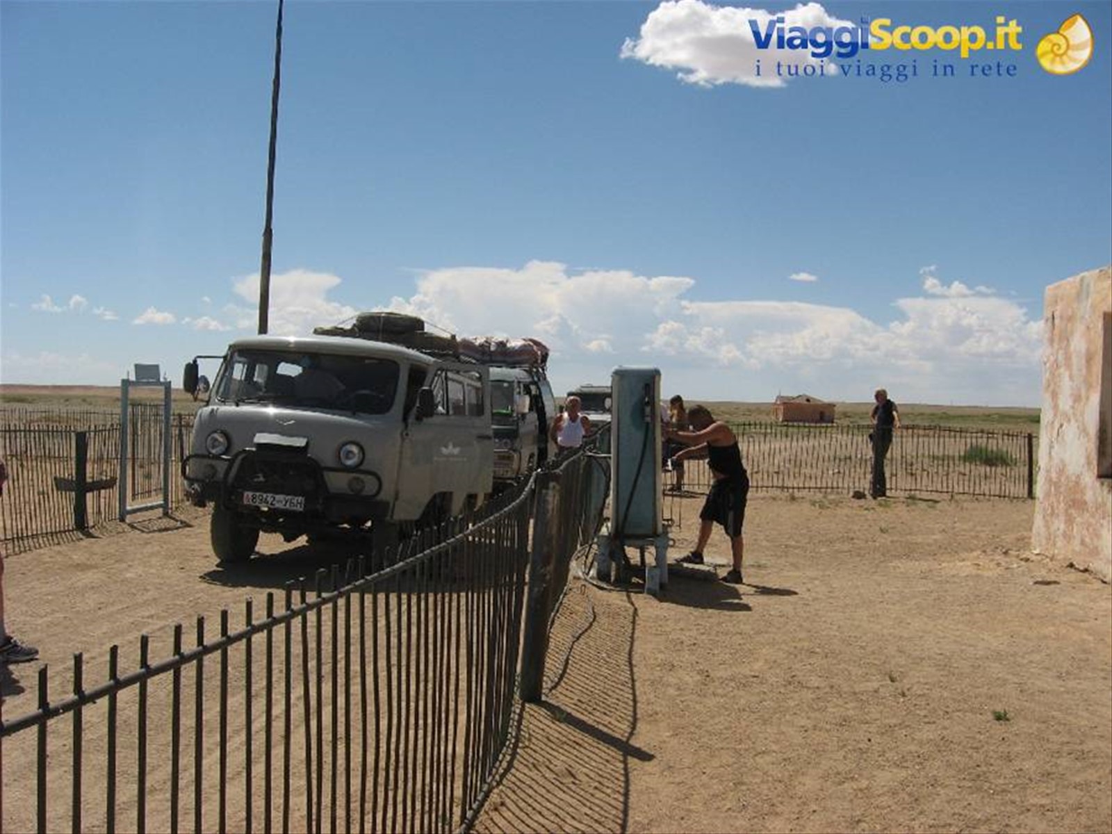 Rifornimento carburante nel deserto del Gobi