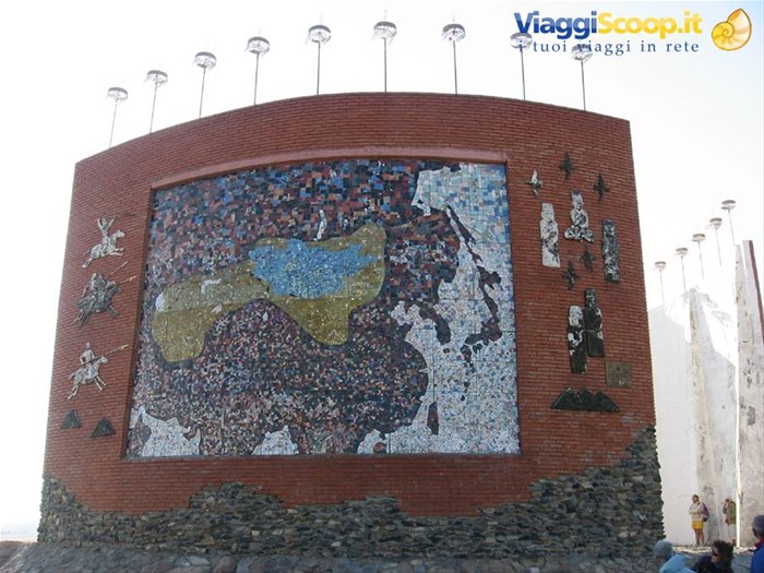 Kharkhorin-Monumento alla Mongolia