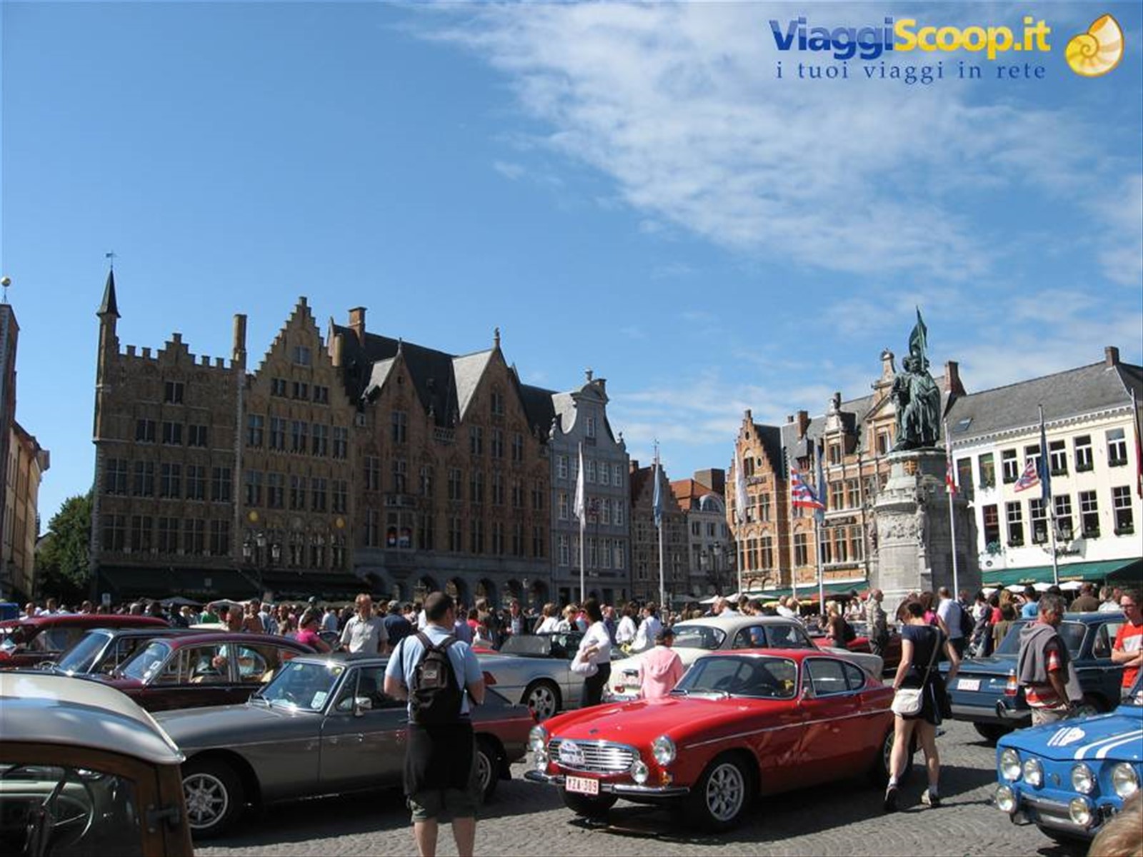 Bruge : auto d'epoca in piazza