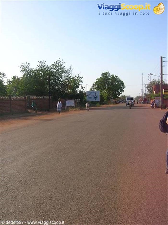 la via principale di ouahigouya