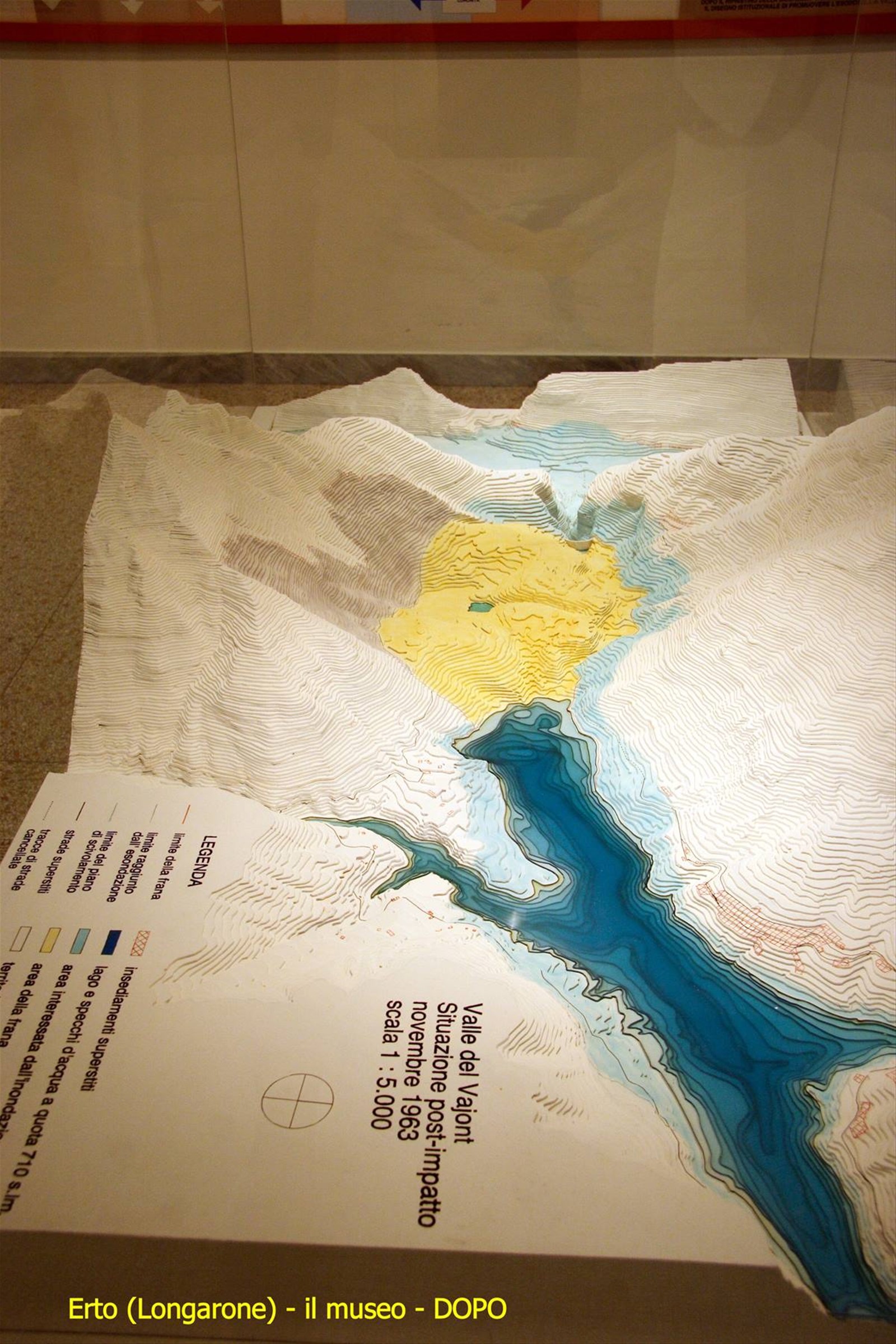 Erto (Longarone) - il museo - plastico con valle dopo la frana