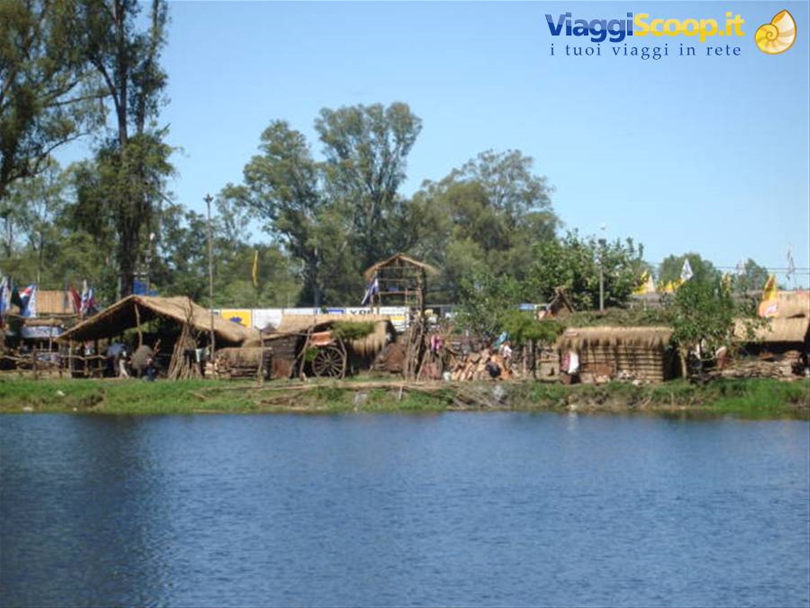 Particolare della "Laguna de las lavanderas"; sullo sofondo la riproduzione di un villaggio.