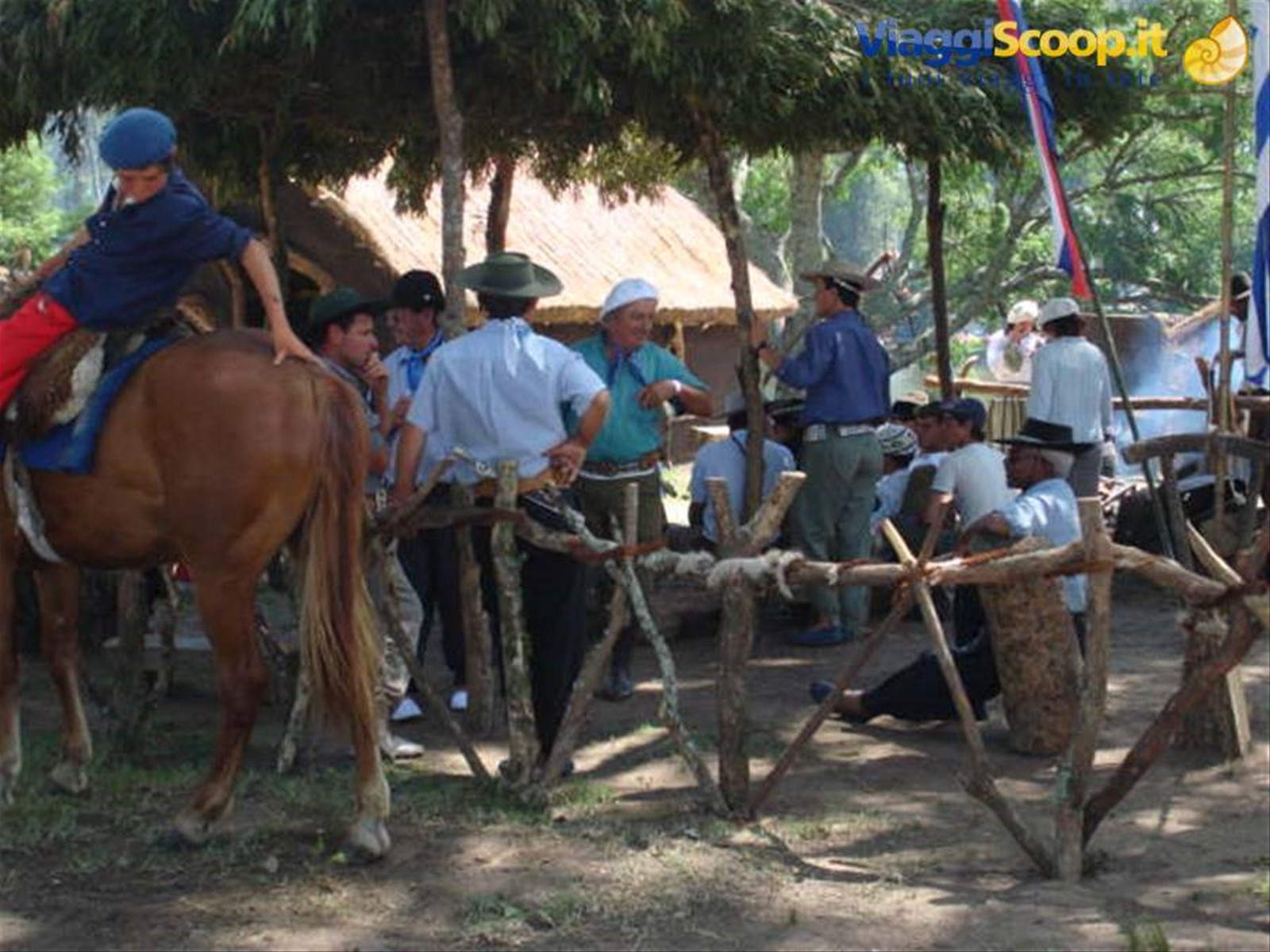 Gli appartenenti ad una "Sociedad Tradicionalista" riuniti nella ricostruzione di un tipico "rancho"