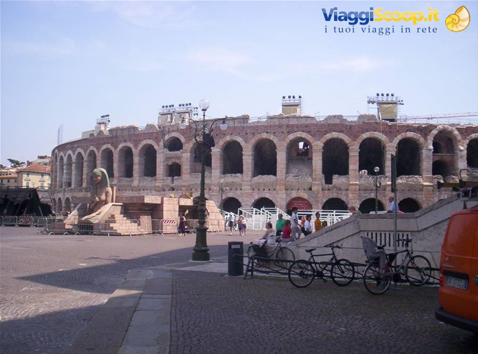 Le Scenografie davanti all'Arena