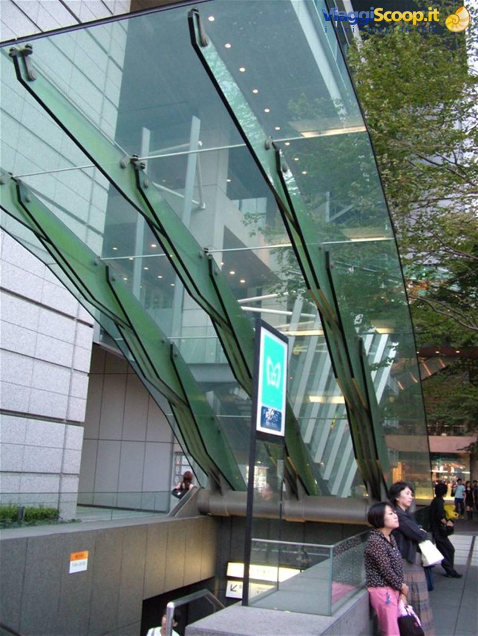 Uscita stazione metropolitana - Tokyo - Struttura in vetro