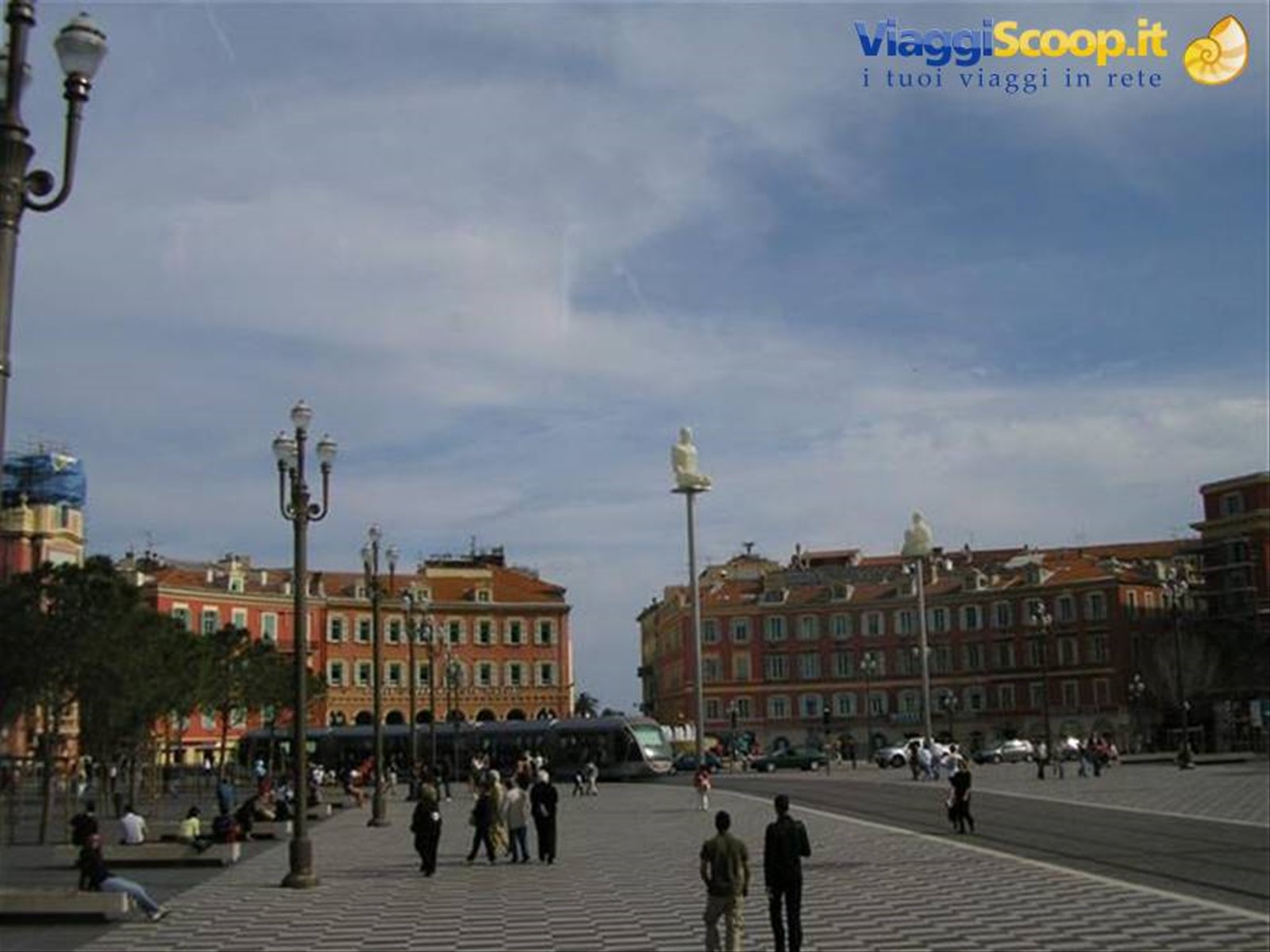 piazza Massena con tram e omini