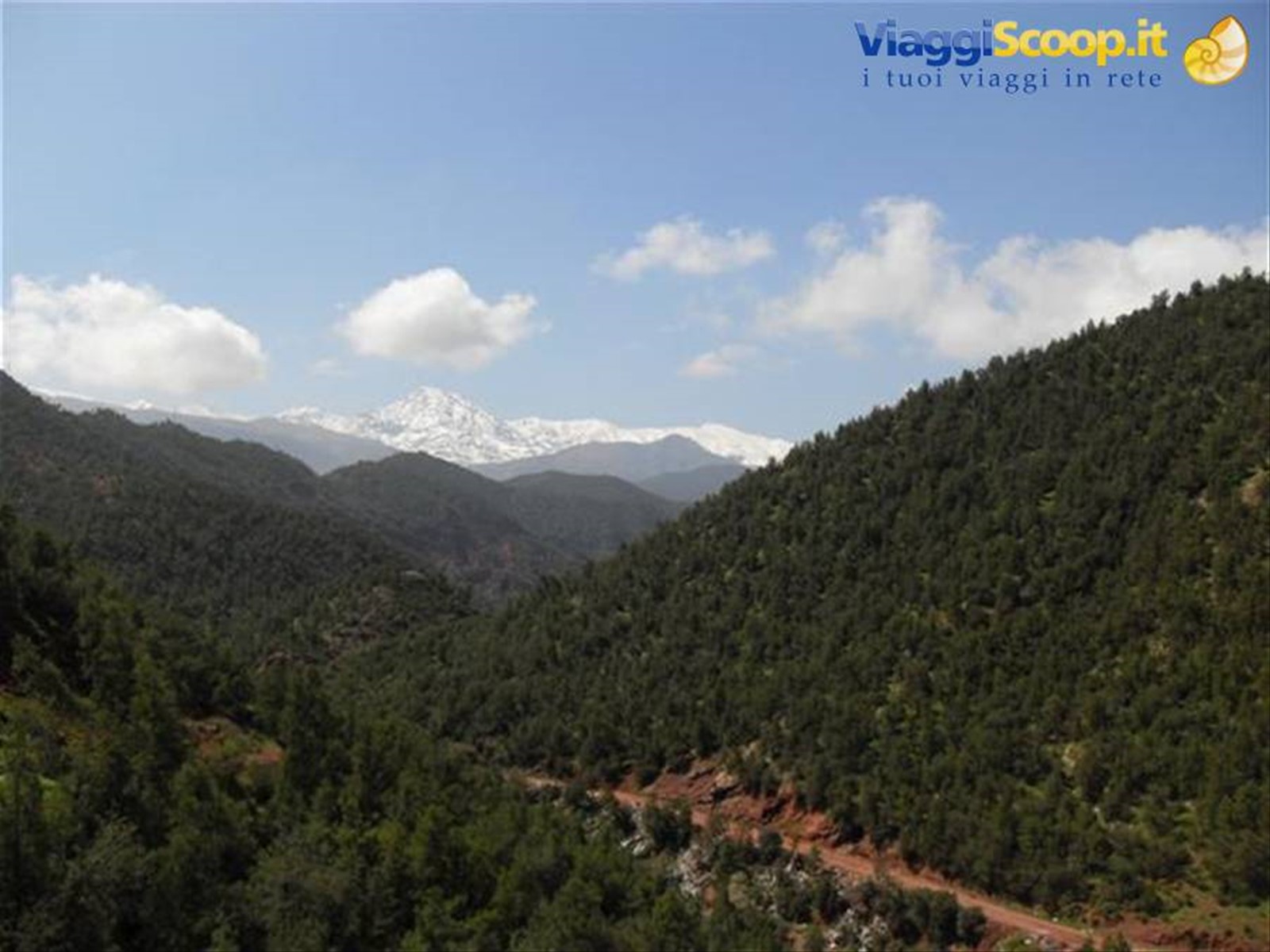 la valle dell'Ourika, sullo sfondo l'Atlante