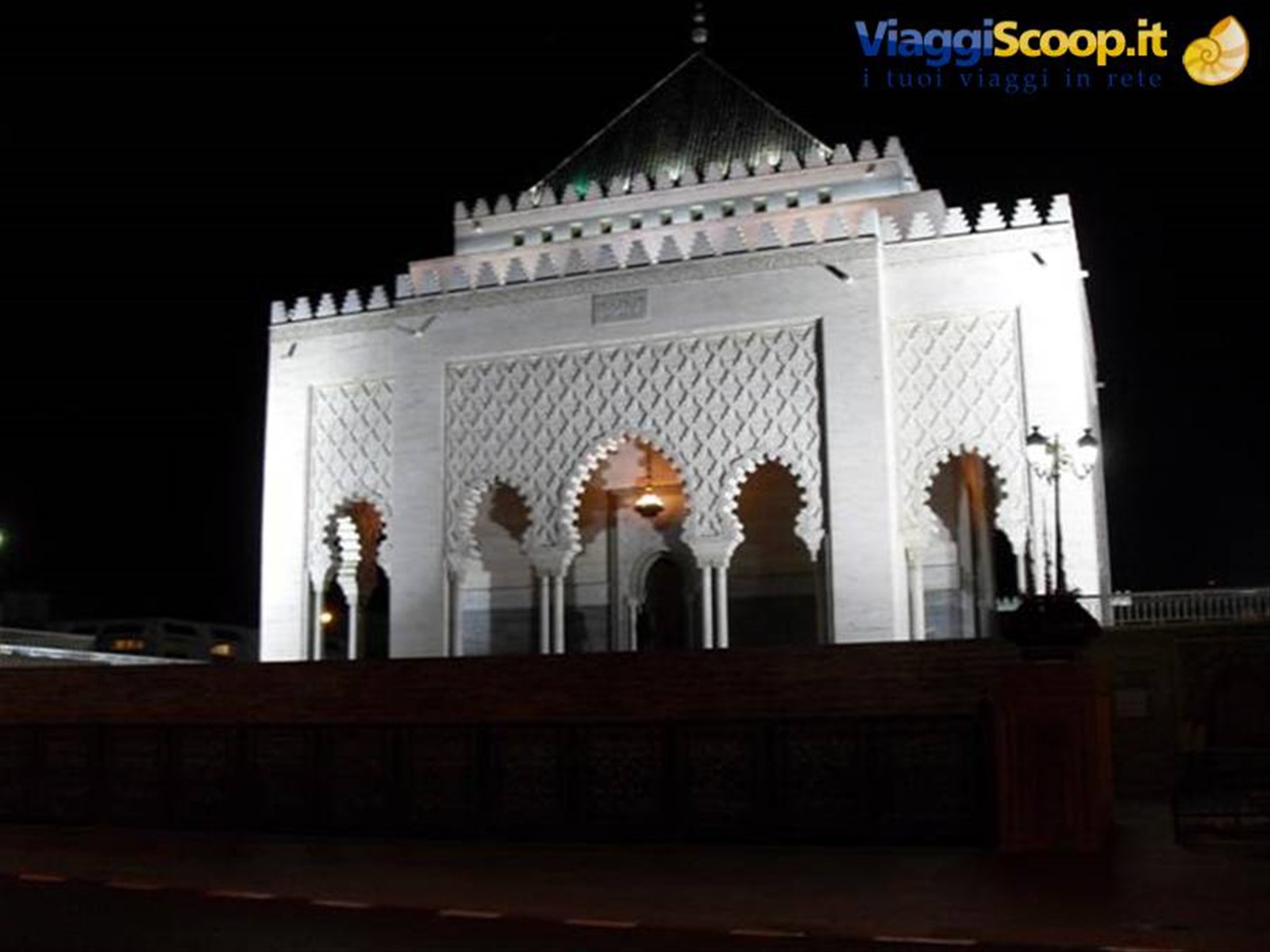 mausoleo Mohamed V in notturna