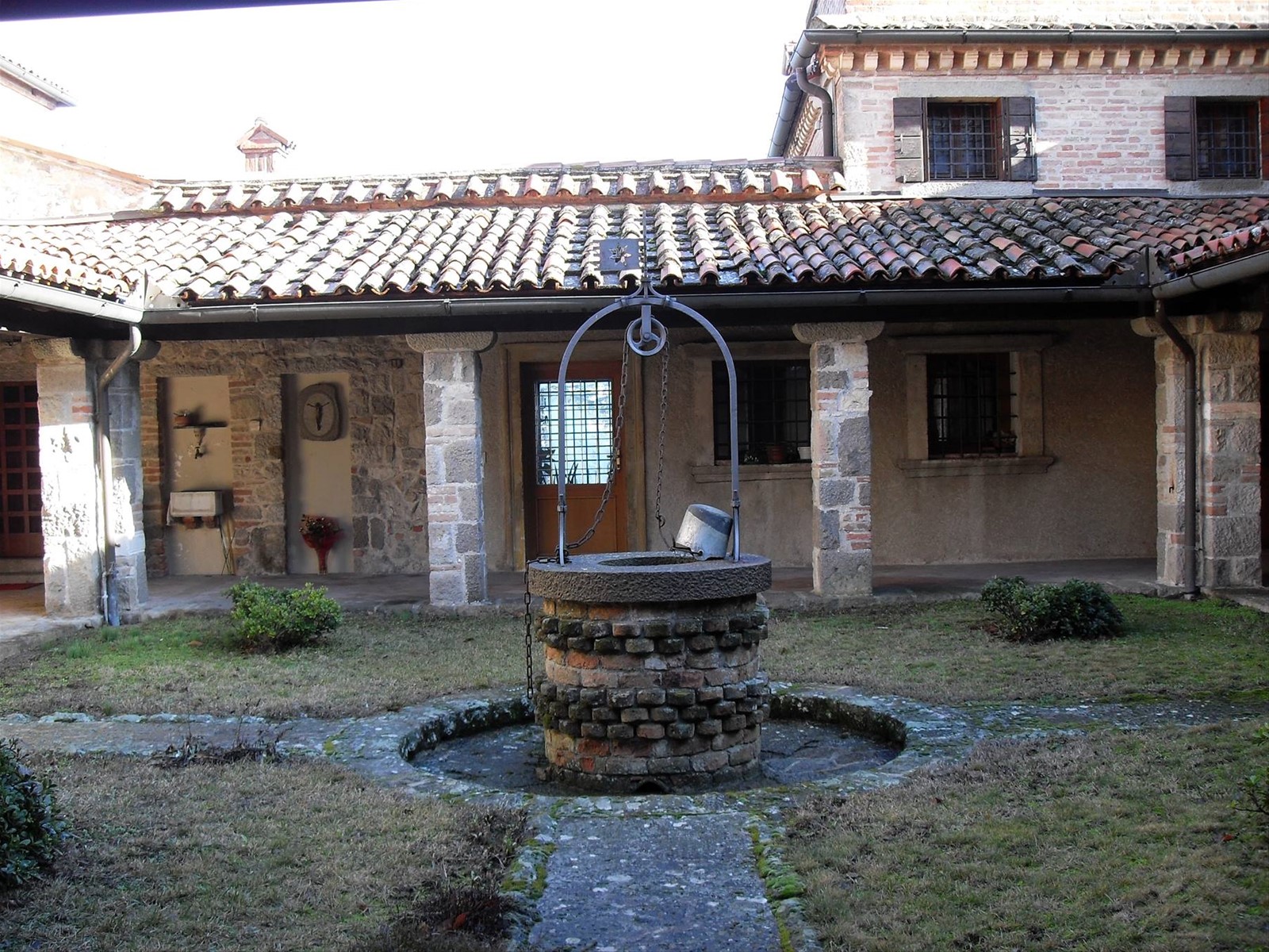 il chiostro del santuario del Monte della Madonna
