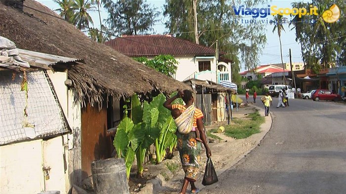 Watamu: Mamma con bambini in spalla