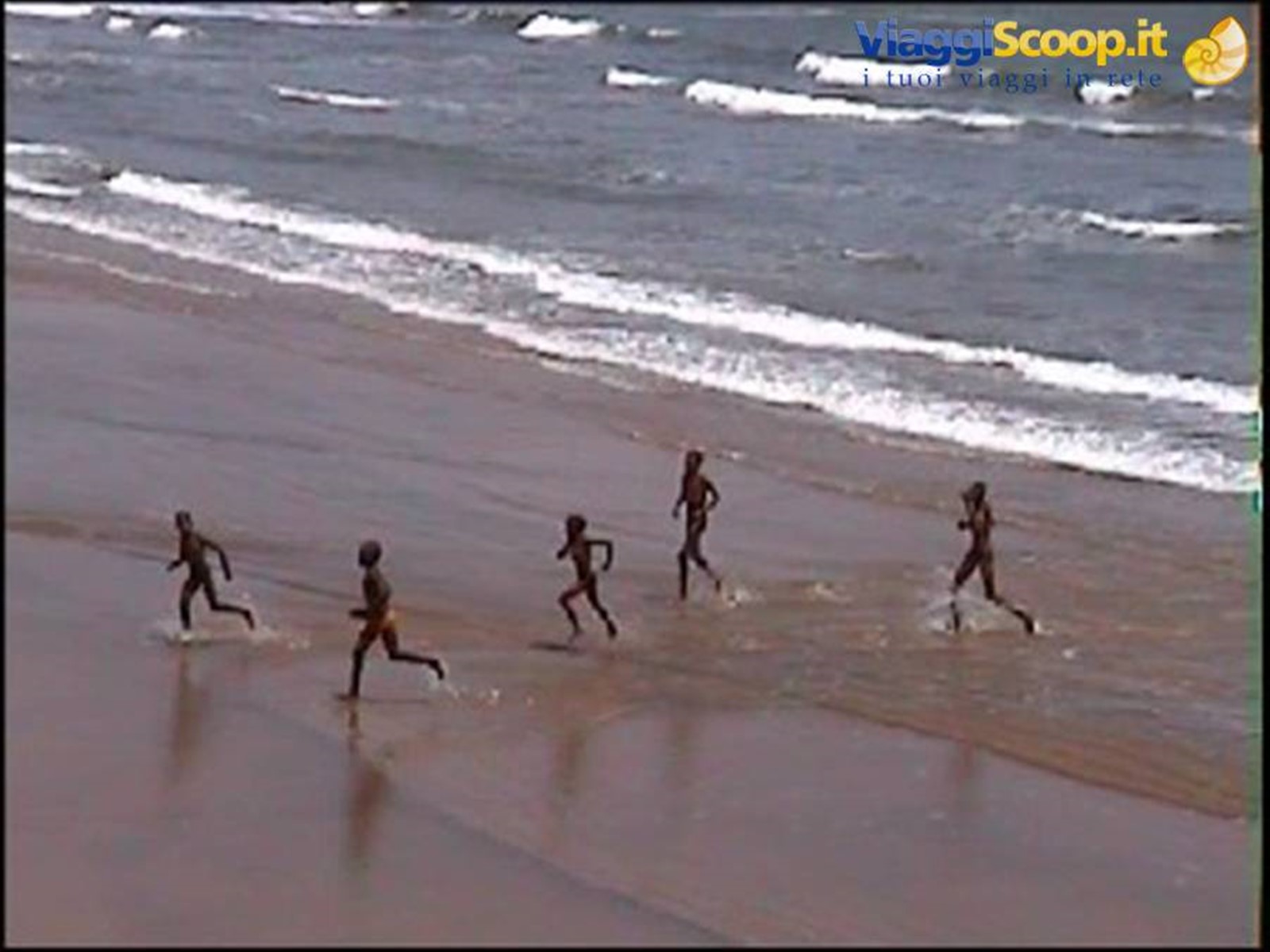 Malindi: bimbi sulla spiaggia