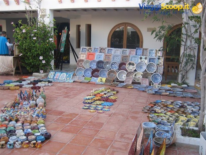 Mercatino di prodotti tunisini nel cortile del villaggio