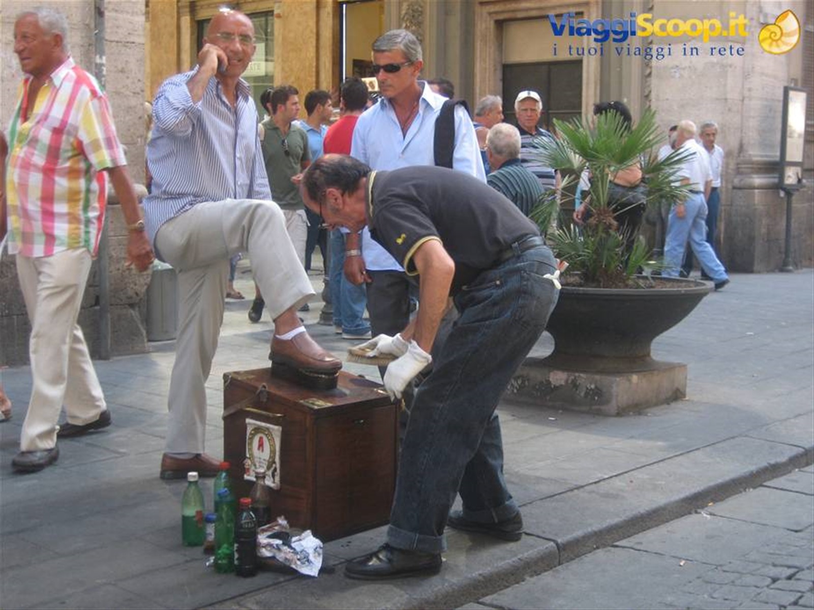 Lustrascarpe al lavoro