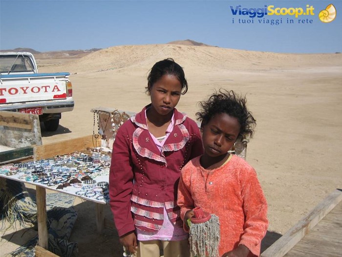 Bimbe sulla spiaggia di Sharm El Luli