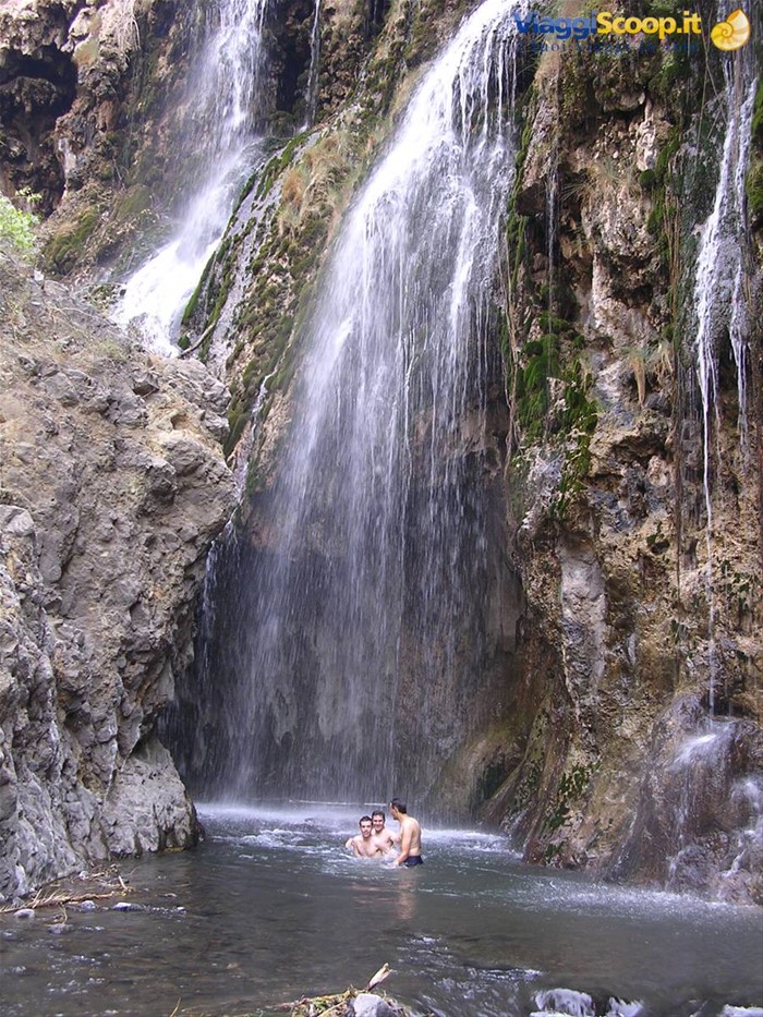cascata vicino al campeggio sul lago natron