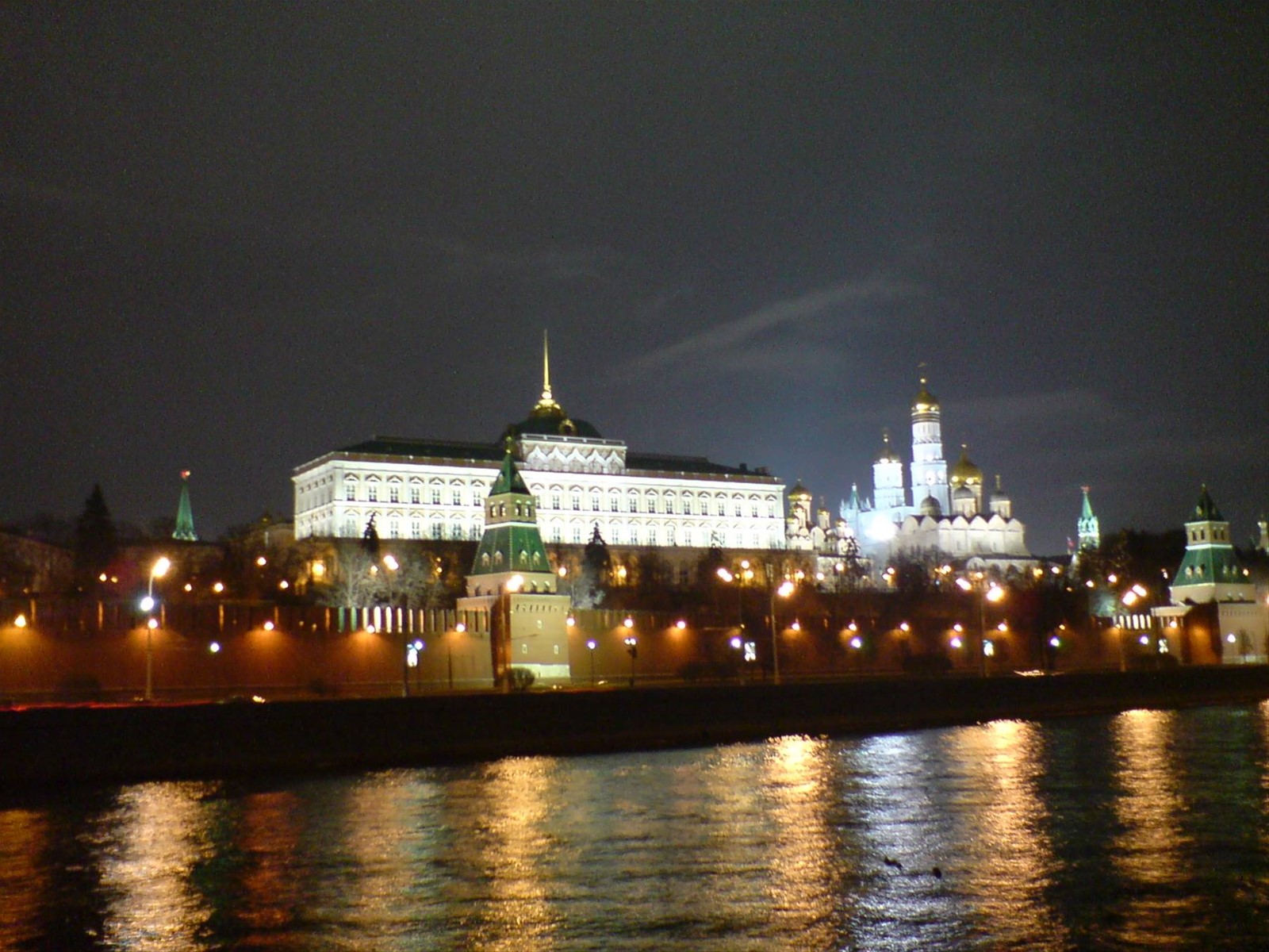 vista del Cremlino dalla Moscova