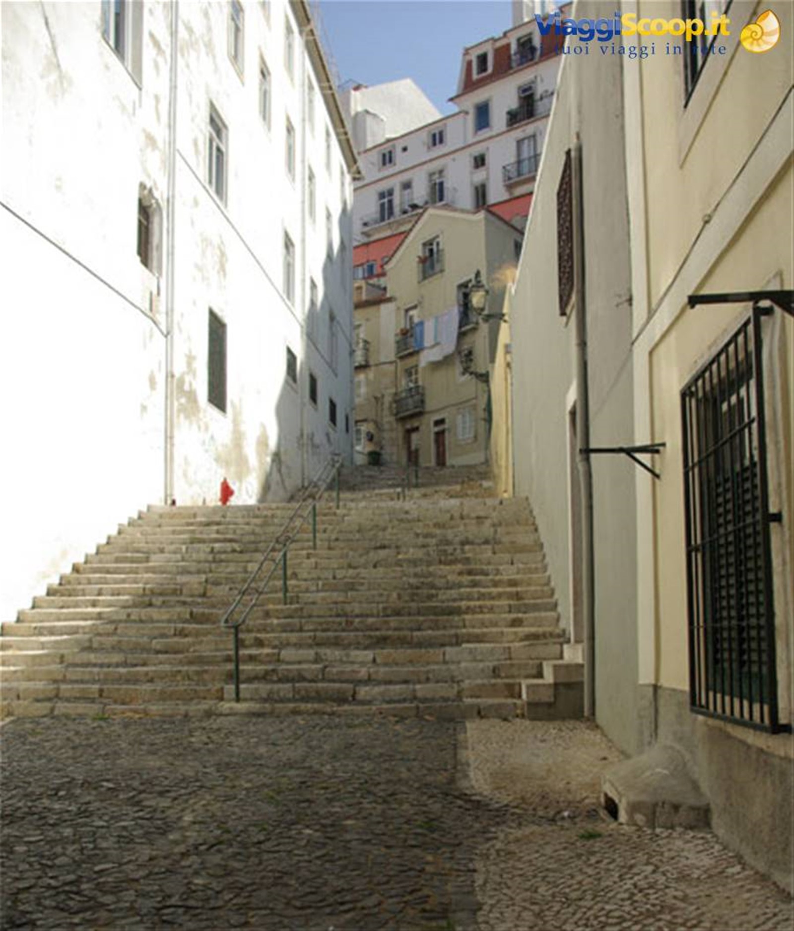 Lisbona salendo al castello de Sao Jorge