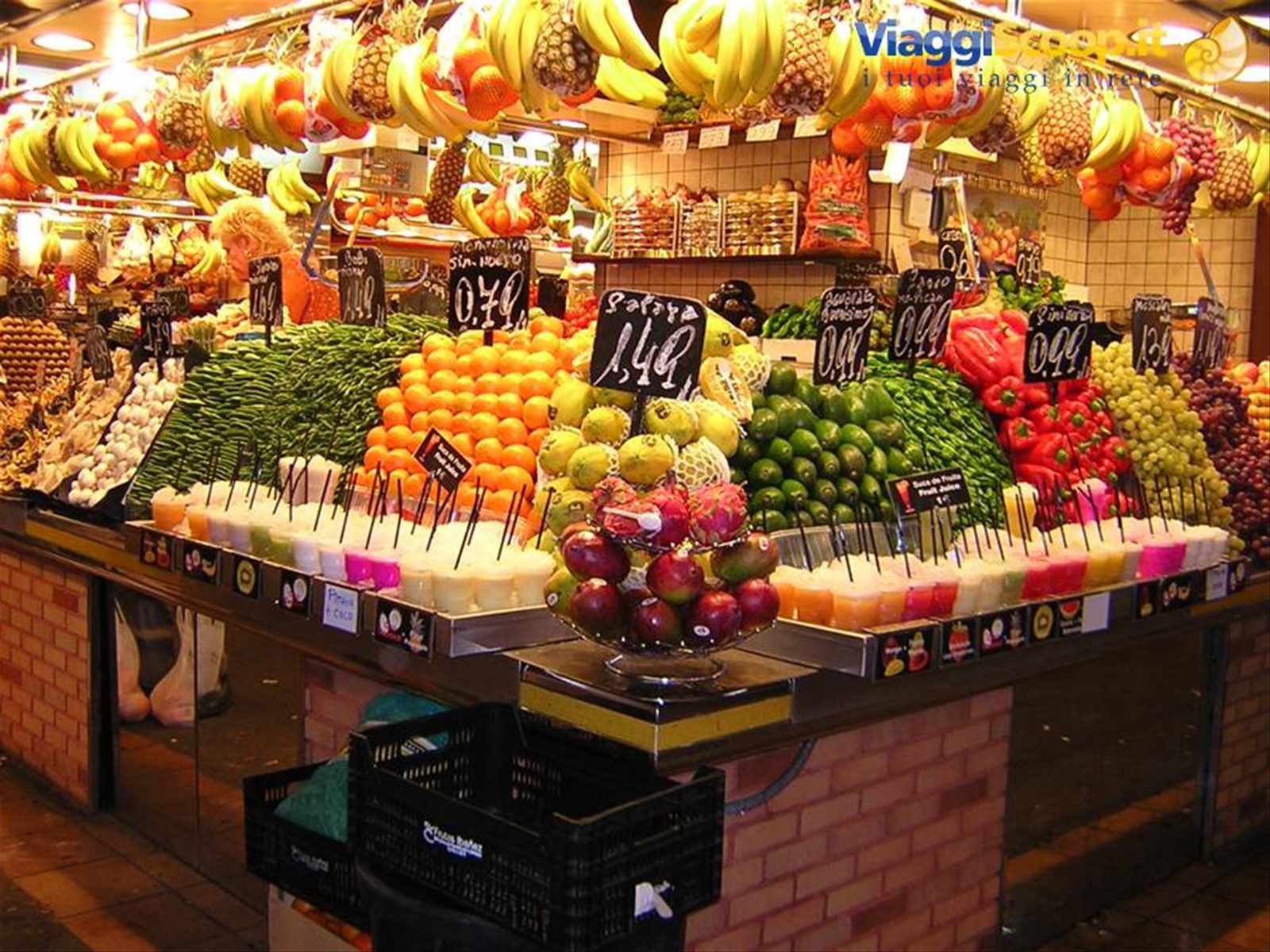UN TIPICO BANCO DI FRUTTA AL MERCATO
