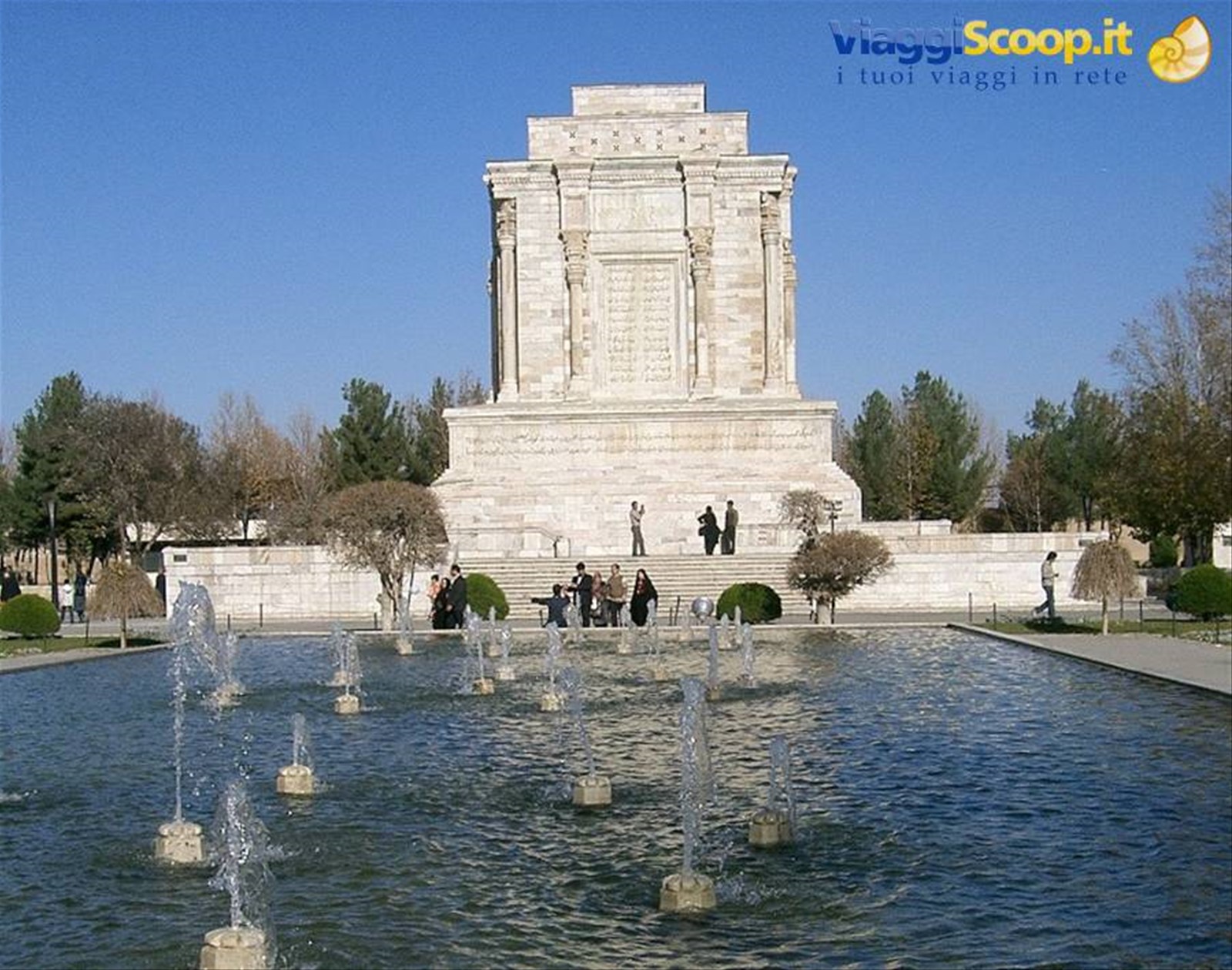 ....la tomba del famoso poeta persiano Ferdowsi