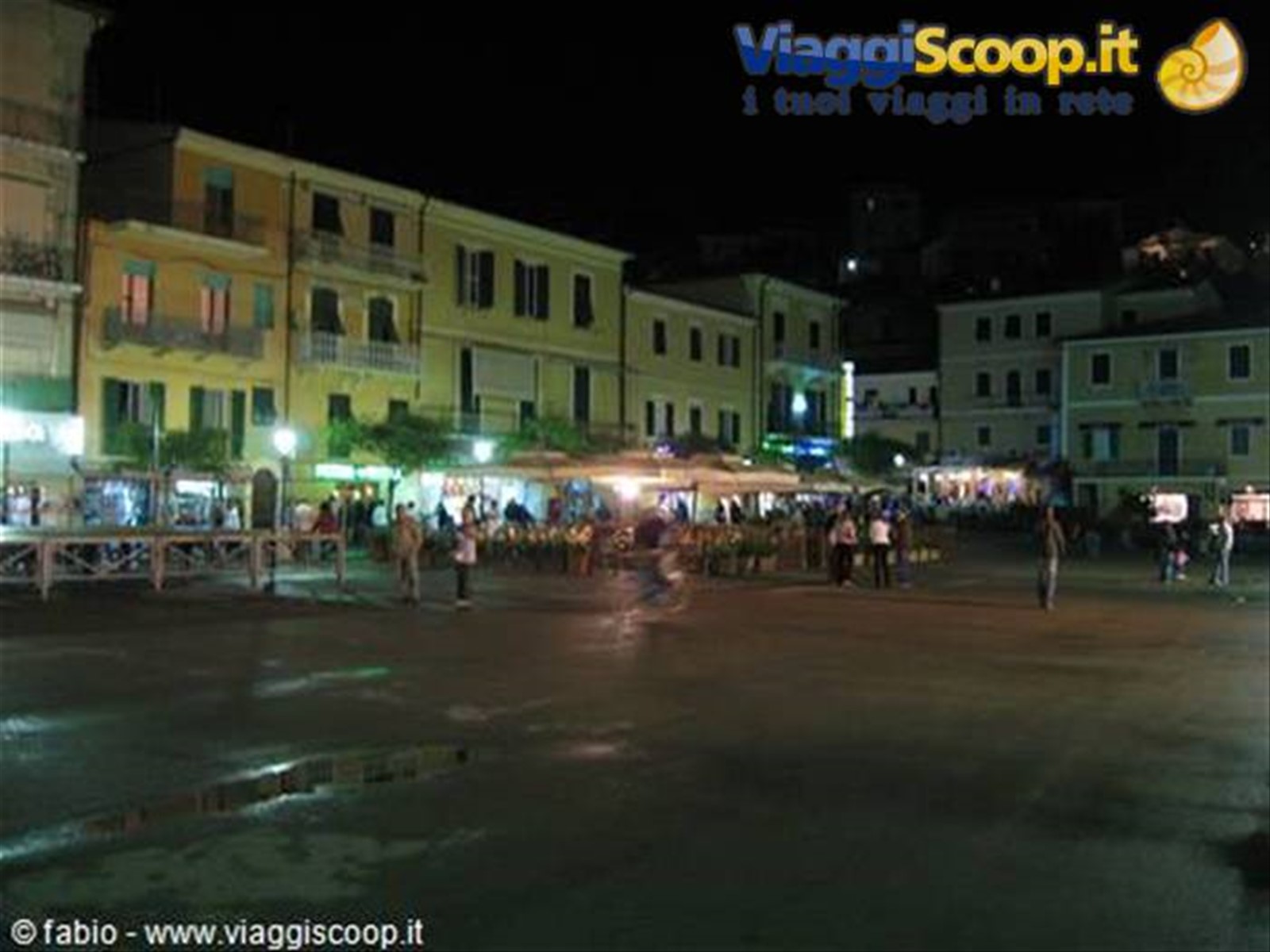 la piazza by night
