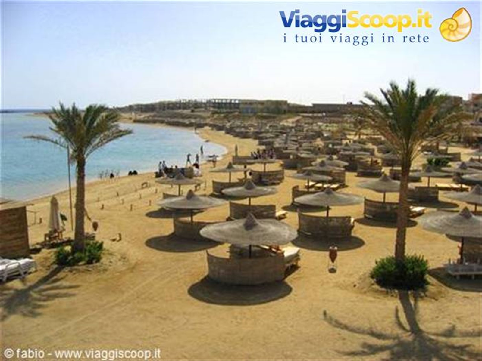 spiaggia e ombrelloni al veraclub