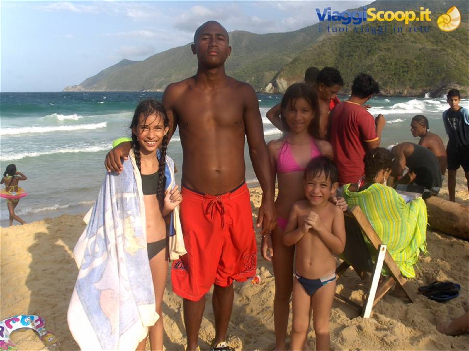 i miei figli con musicisti sulla spiaggia di Choronì