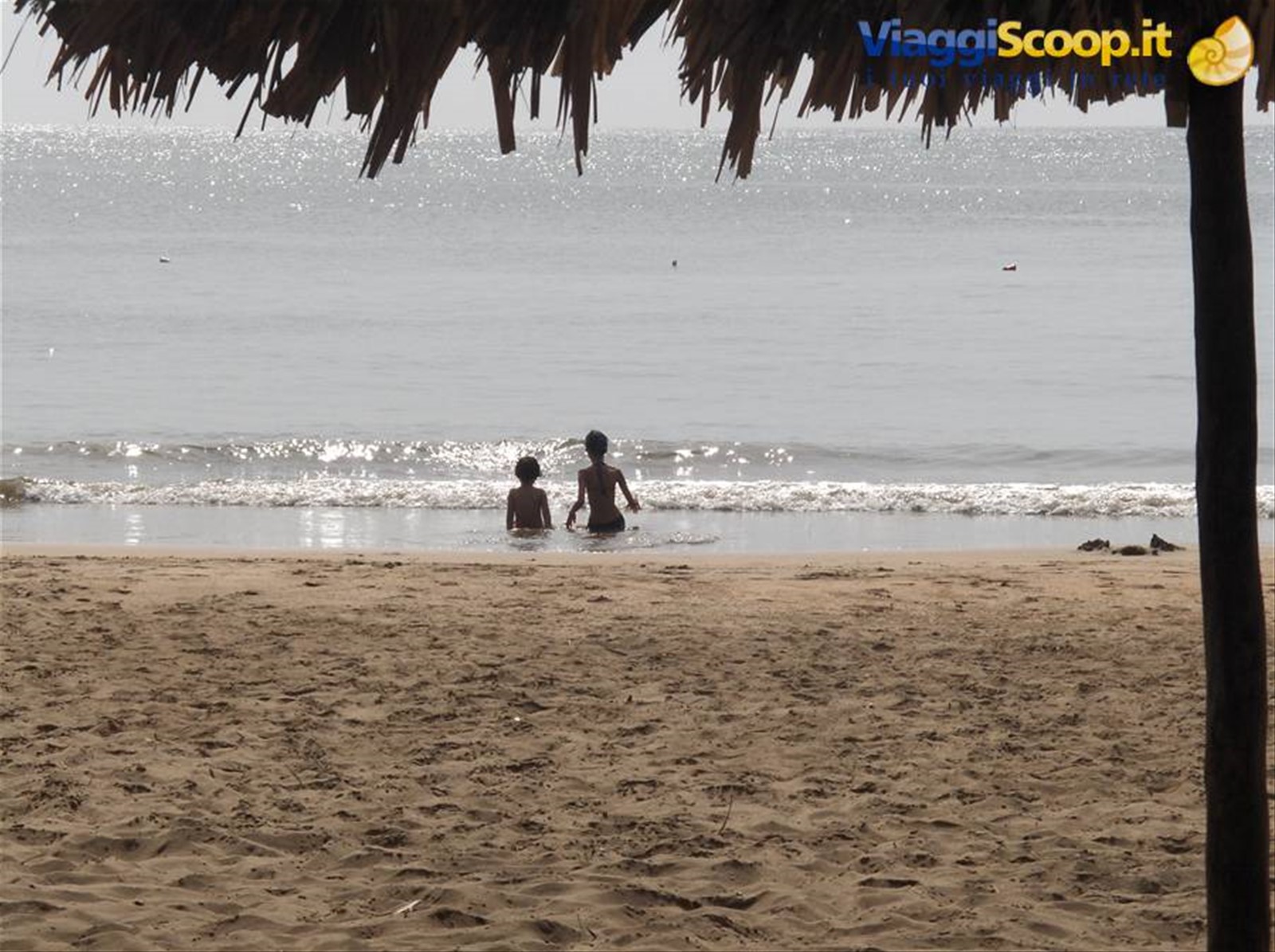 i miei figli bagnandosi a Playa Medina peninsula di Paria