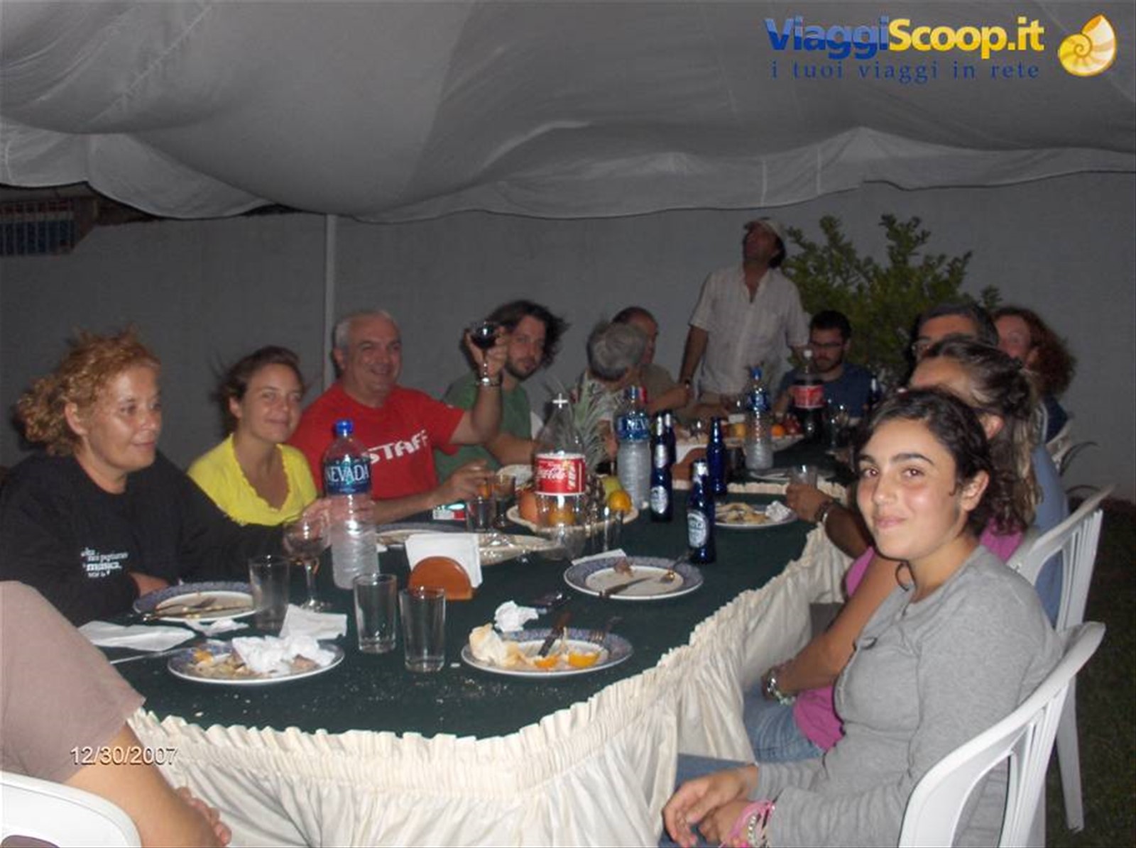cena tra turisti nel giardino della posada