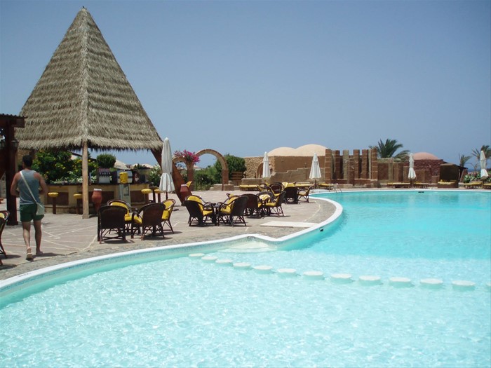 una  piscina 