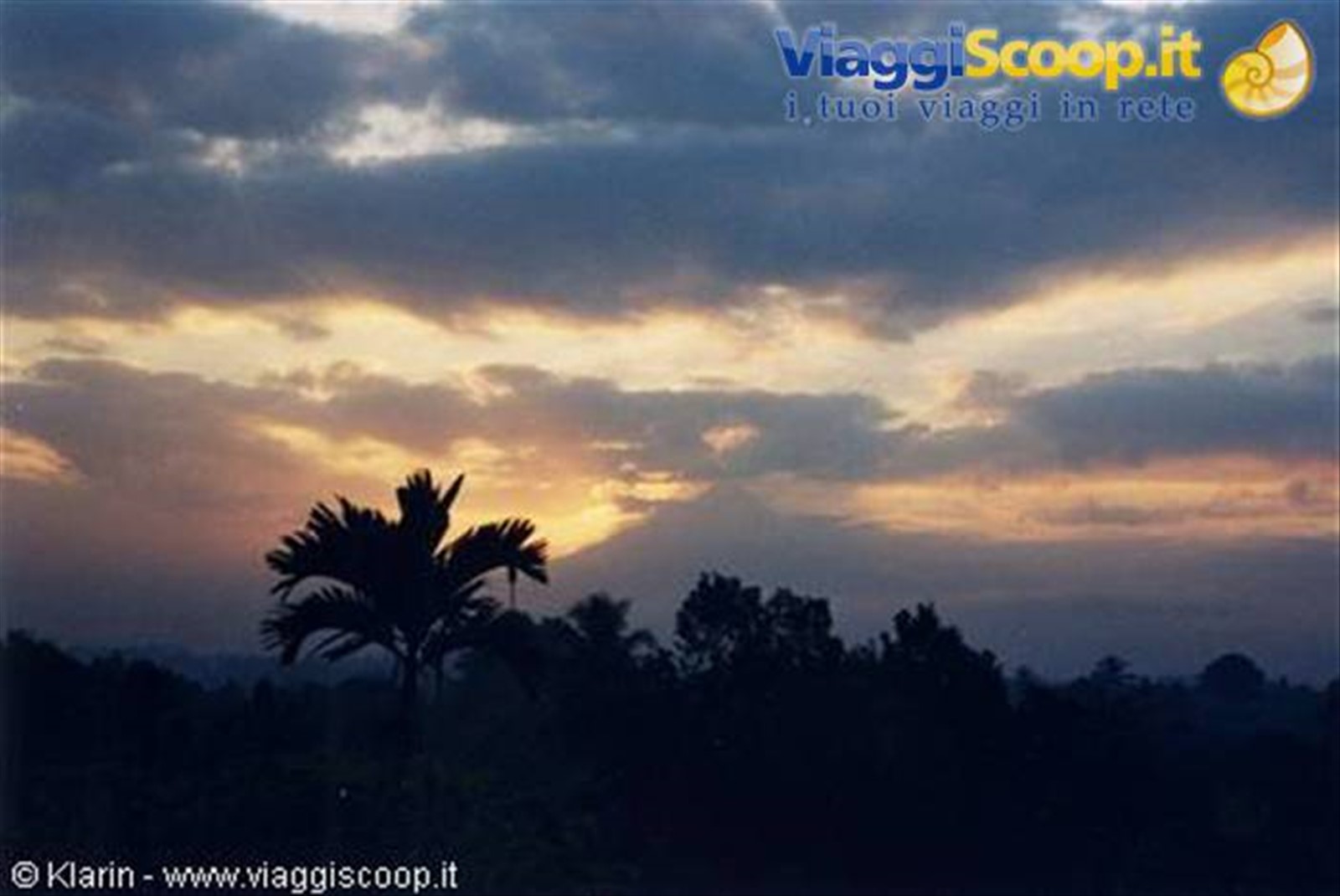 Borobudur - il sole sta uscendo da dietro il Gunung Merapi