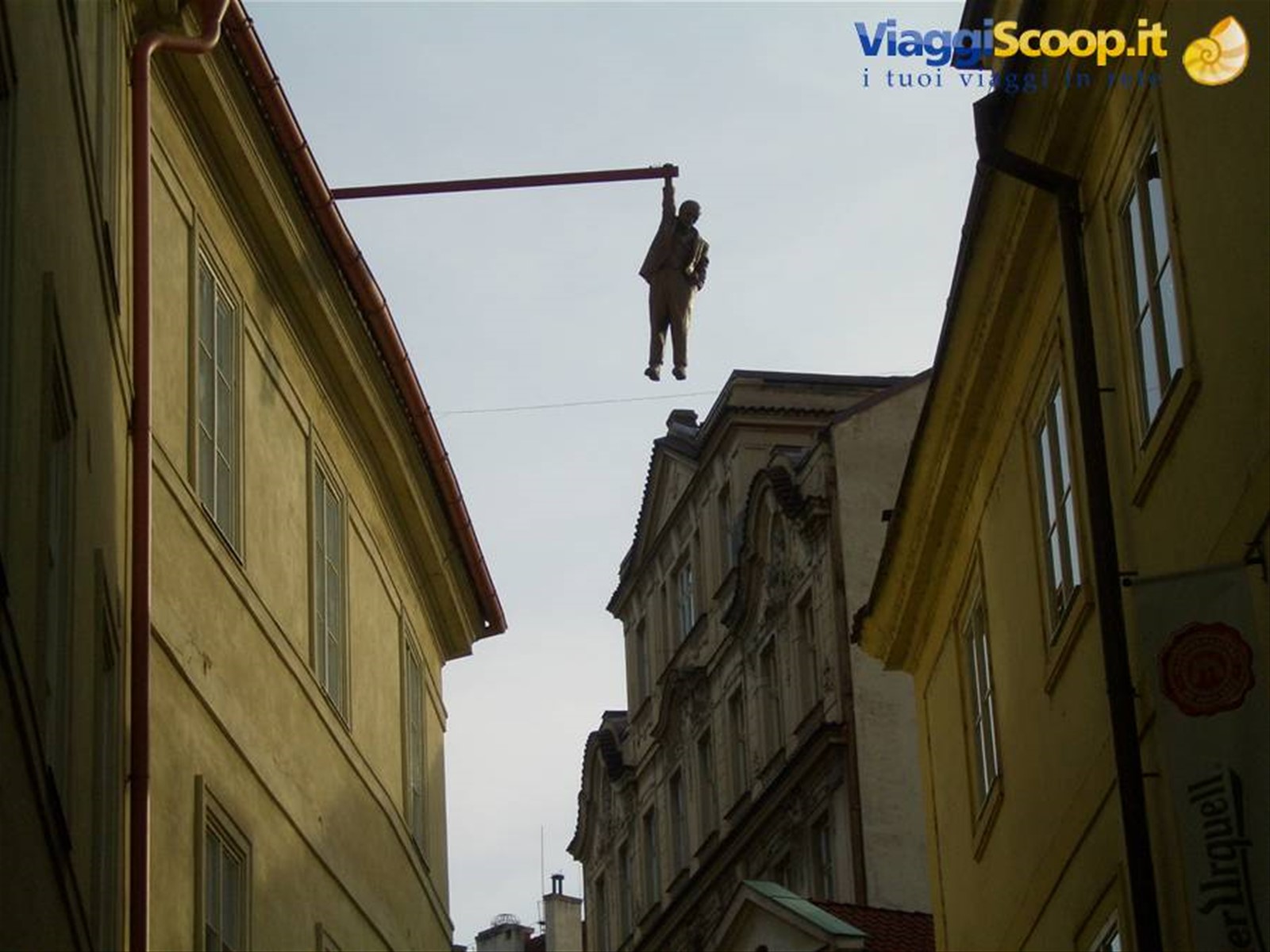 Un uomo appeso tra le vie del centro...