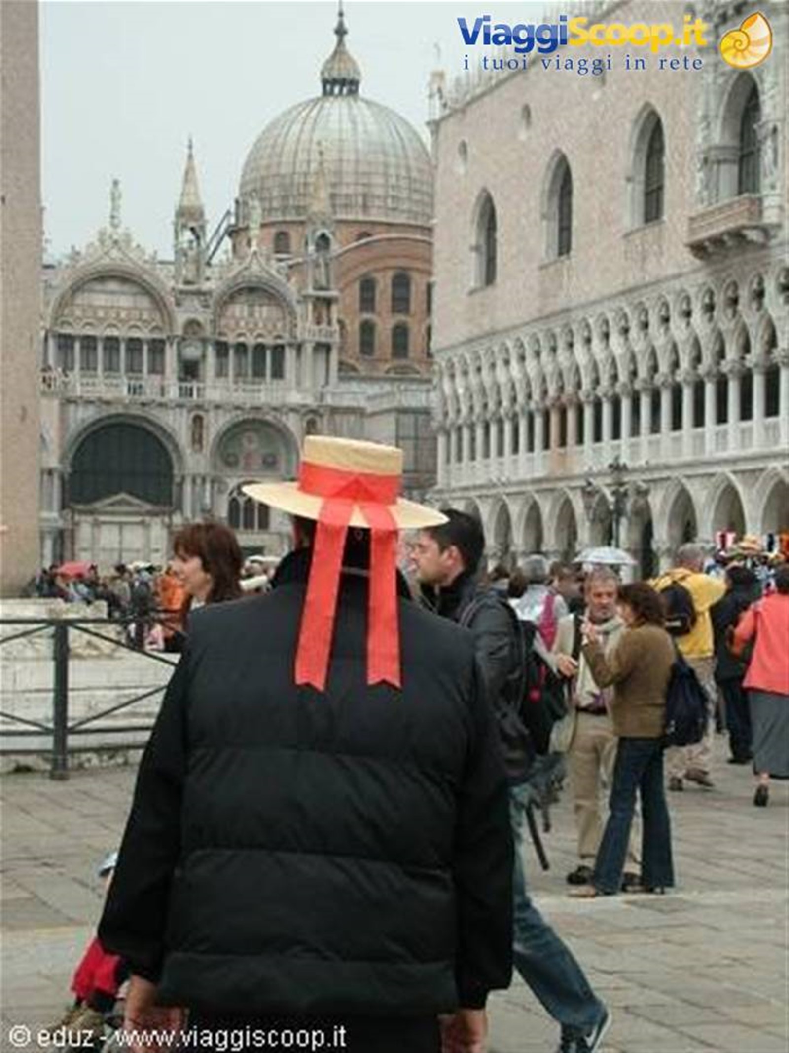 San Marco - La Basilica, il Palazzo Ducale e un Gondoliere