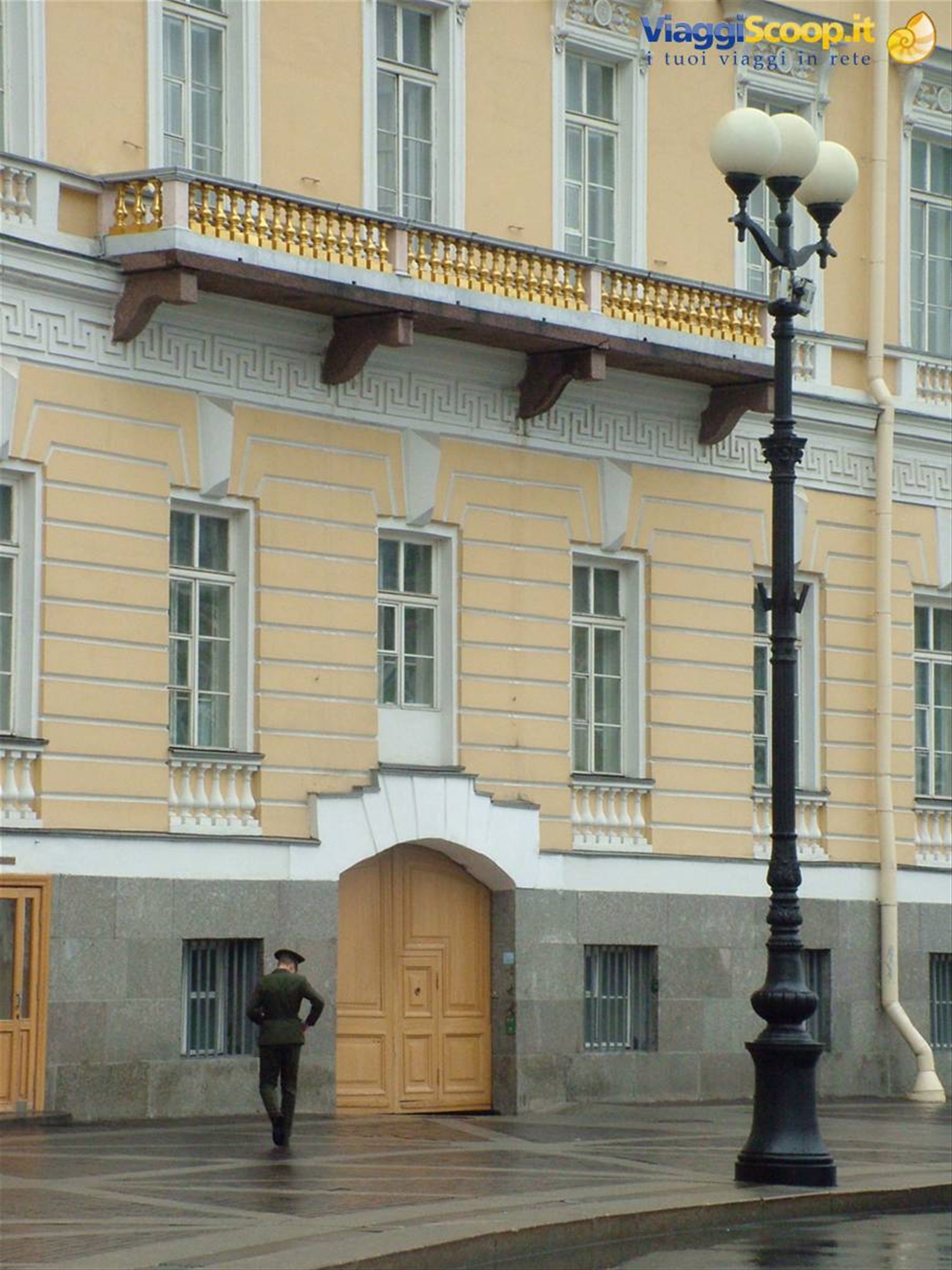 Um militare davanti allo Stato Maggiore in Piazza del Palazzo