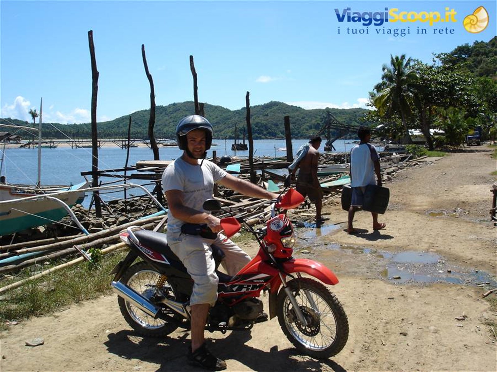 Paesino di pecatori in Busuanga. Moto affittata a Pit Stop in El Nido