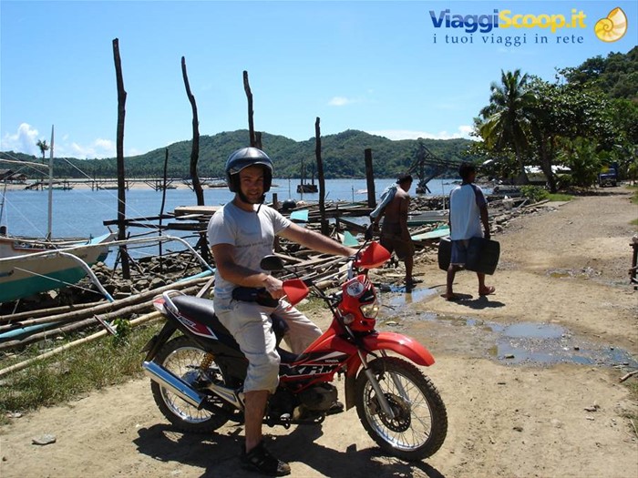 Paesino di pecatori in Busuanga. Moto affittata a Pit Stop in El Nido