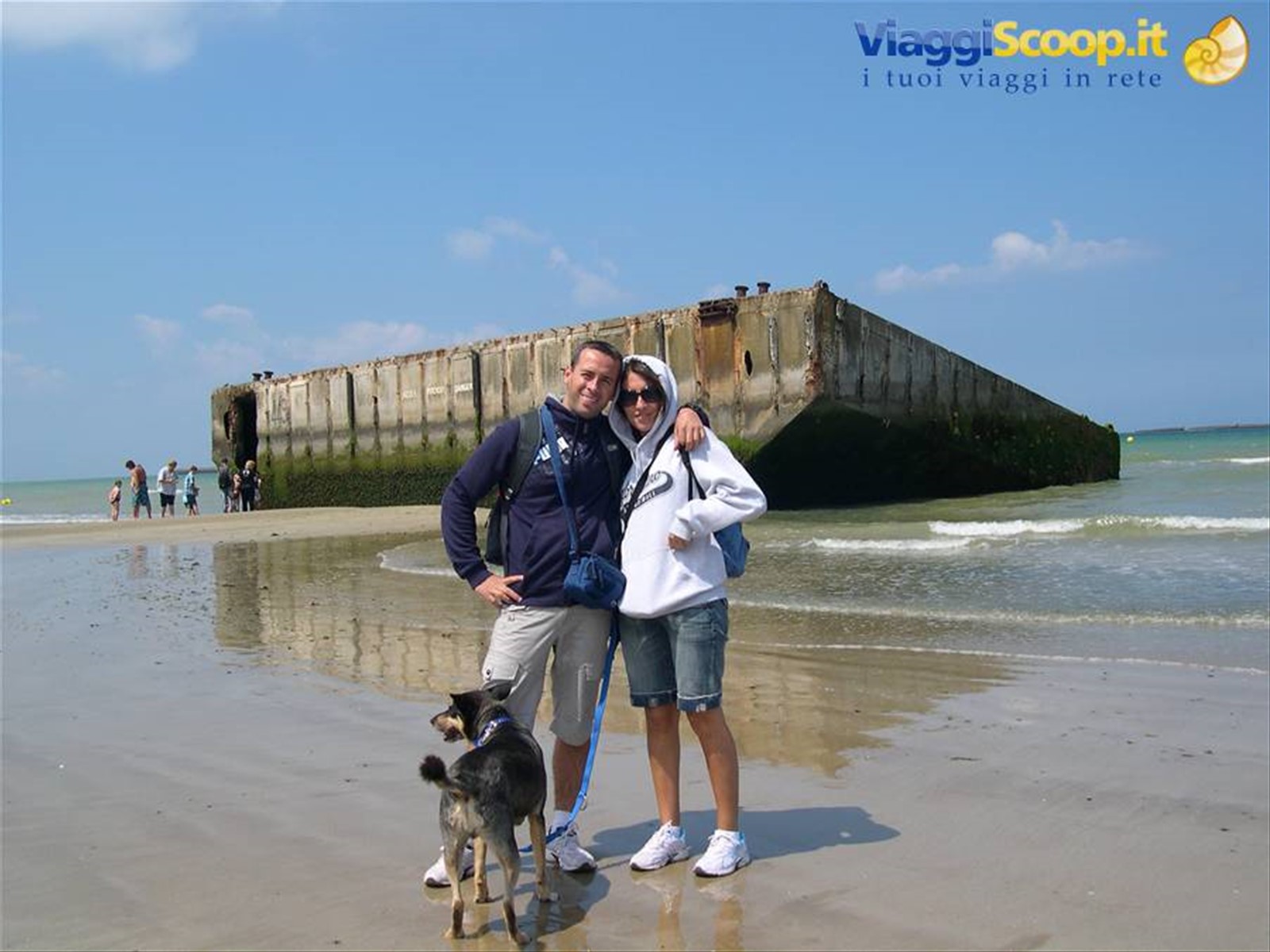 PARTE DI PONTE ARENATO SULLA SPIAGGI DI ARROMANCHES (BASSA NORMANDIA)