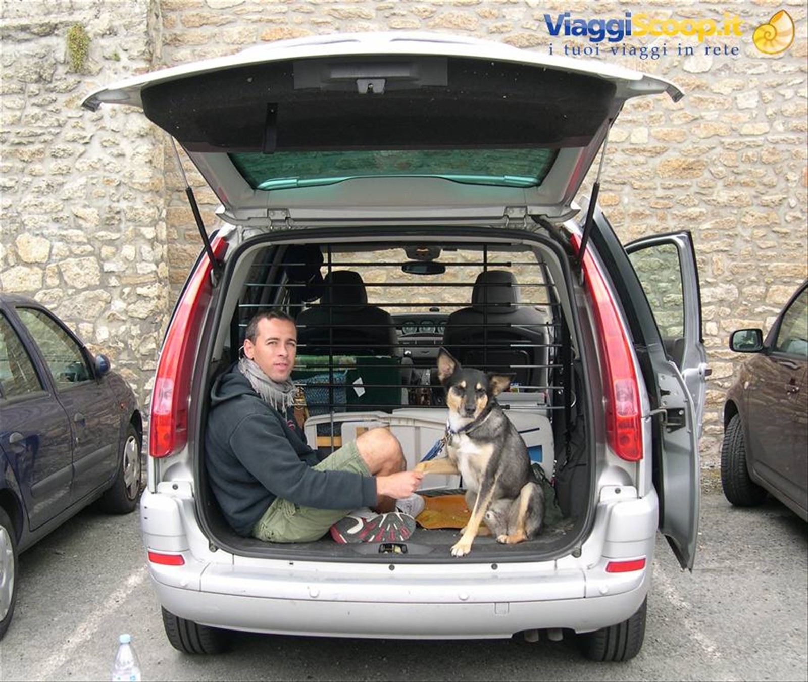 IO E IL MIO AMICO LUCKY DENTRO IL "C8" FOTTO SCATTATA A DINAN (BRETAGNA)
