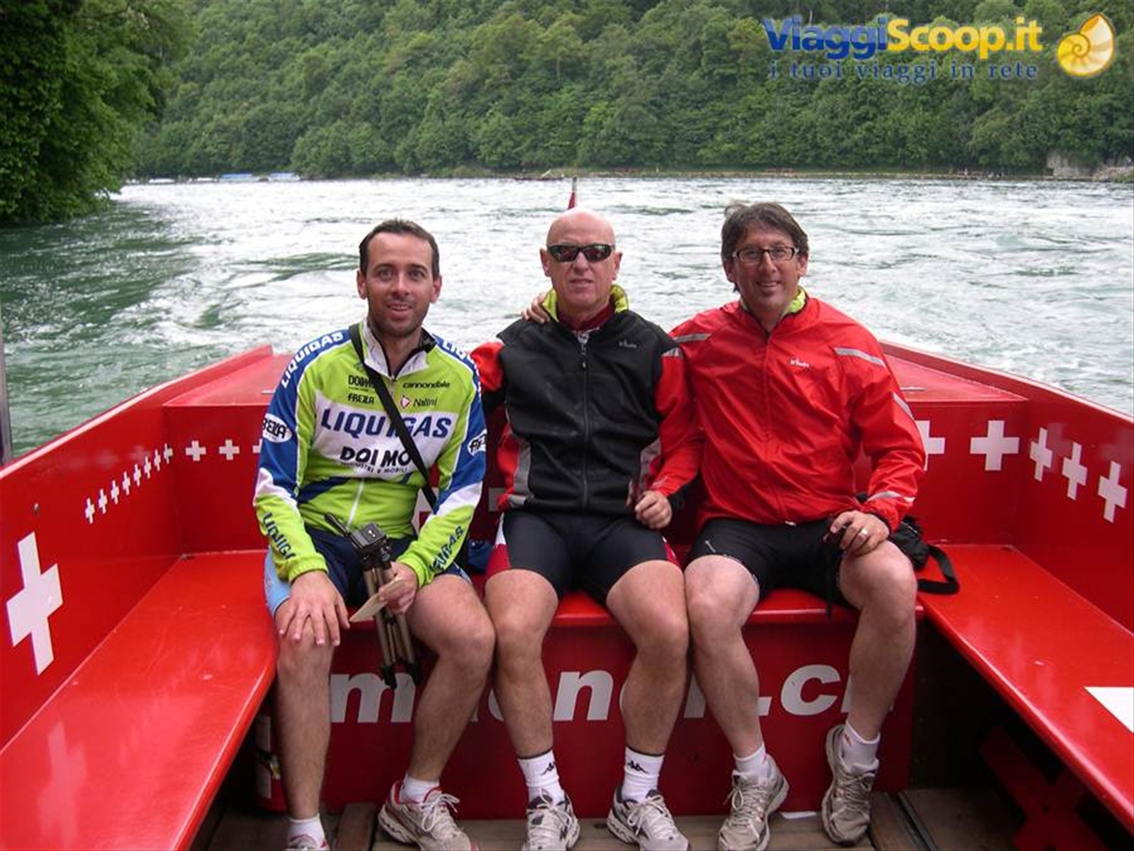 A BORDO DEL COLORATO BATTELLO PER VISITARE LE CASCATE
