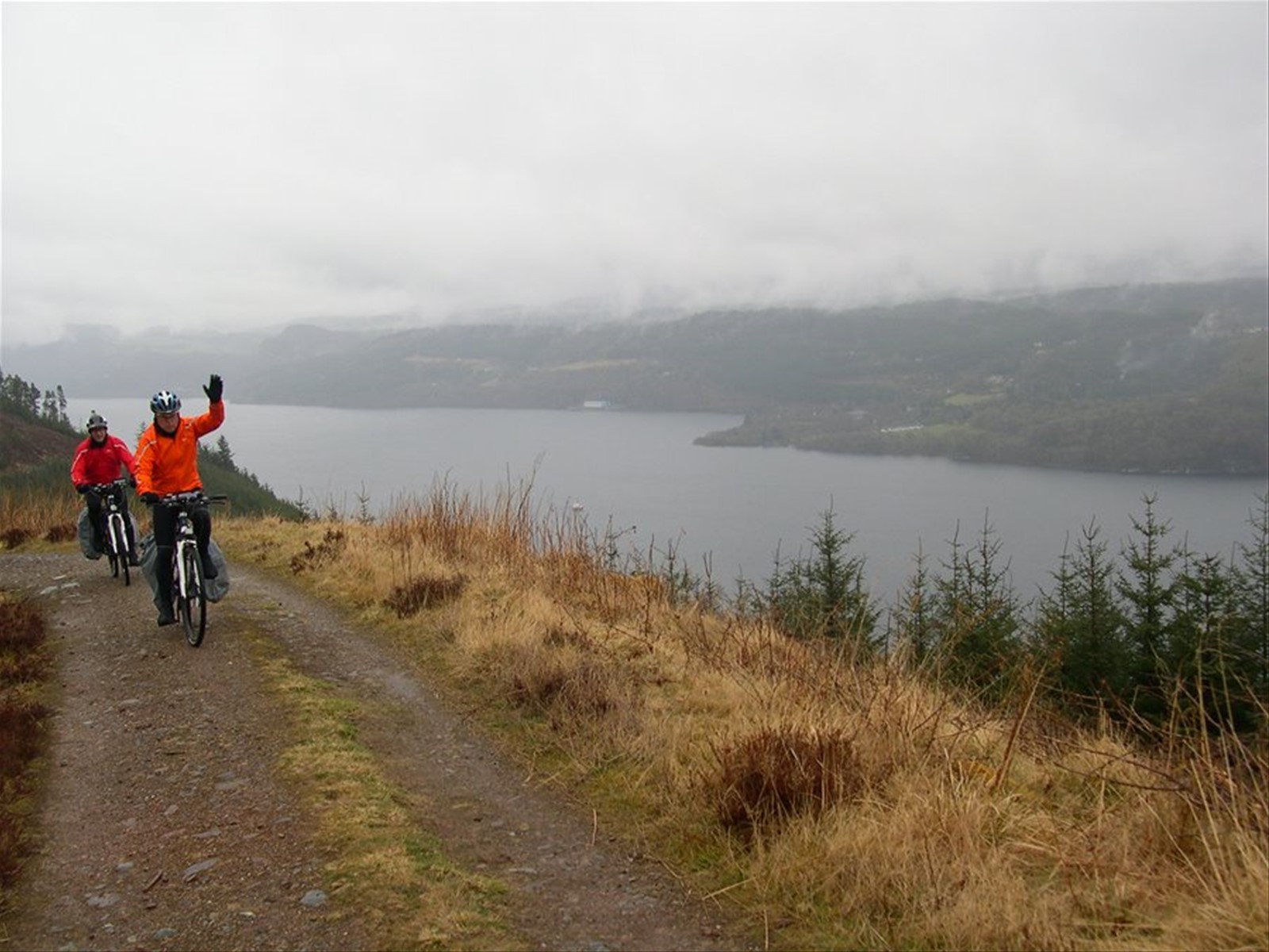 LA TAPPA DEL LAGO DI LOCH NESS SOTTO UNA PIOGGIA INCESSANTE