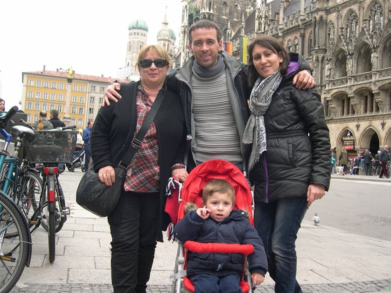 SABATO POMERIGGIO A MARIENPLATZ MONACO DI BAVIERA