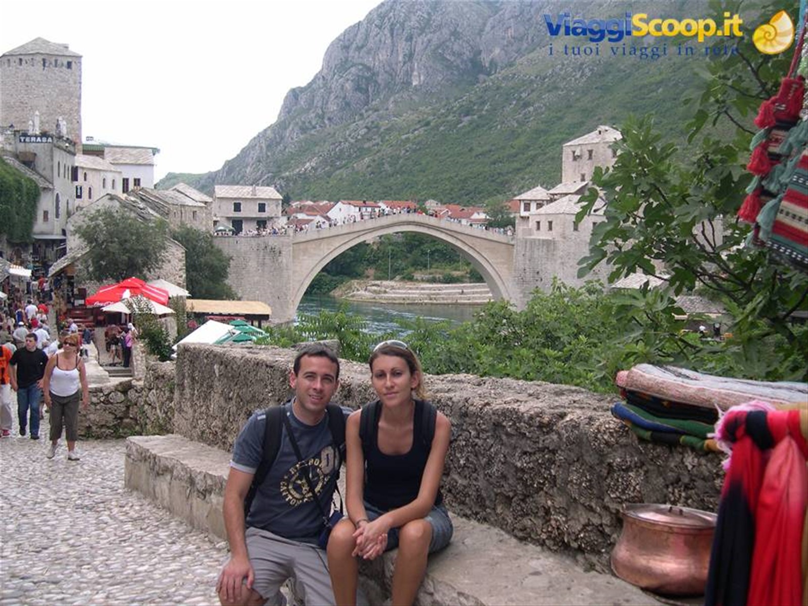 E SULLO SFONDO IL SIMBOLO DI MOSTAR . . .